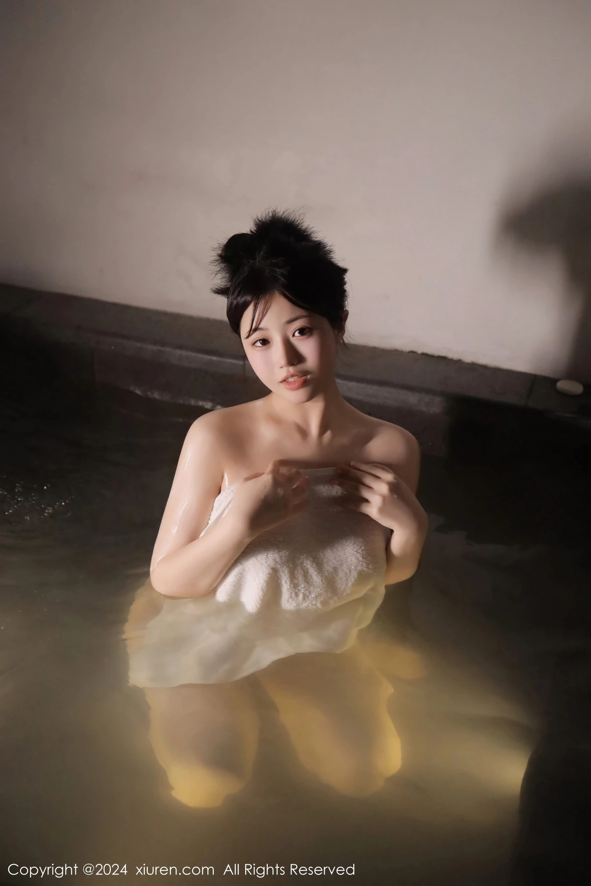 秀人集.com_[XiuRen秀人网]No.7977_新人模特陈小花温泉场景性感白色浴巾裹身秀惹火身材诱惑写真58P