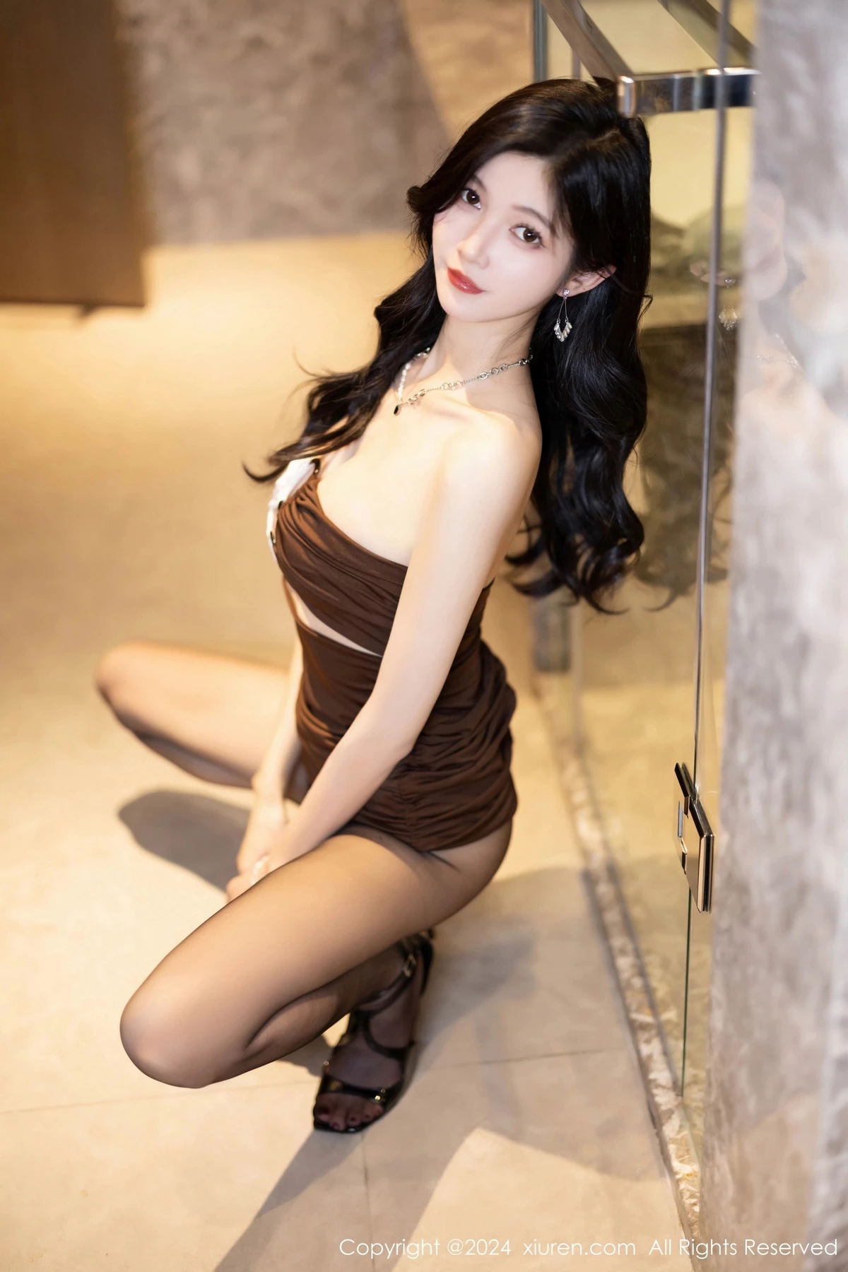 秀人集.com_[XiuRen秀人网]No.7983_模特程程程咖啡色露肩连衣裙+黑色情趣服饰秀曼妙身姿诱惑写真81P