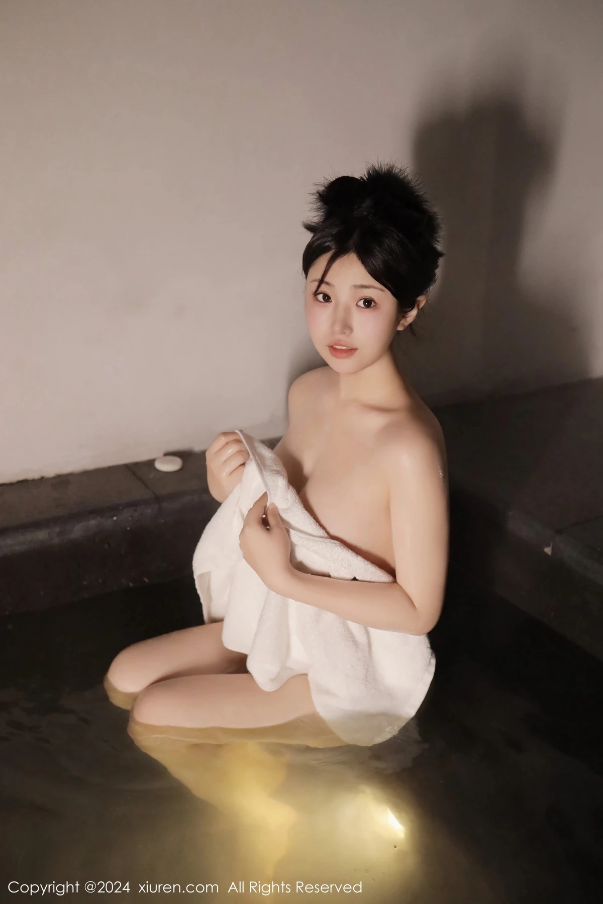 秀人集.com_[XiuRen秀人网]No.7977_新人模特陈小花温泉场景性感白色浴巾裹身秀惹火身材诱惑写真58P