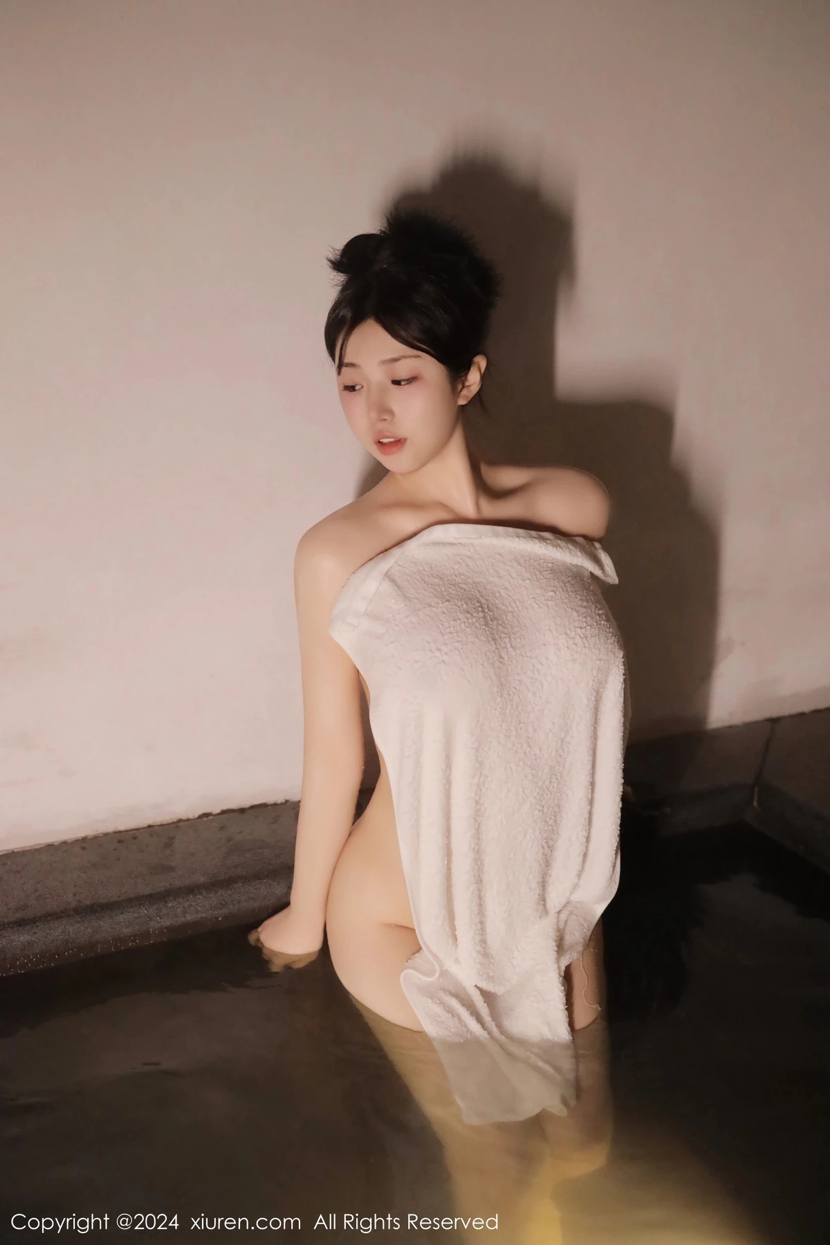 秀人集.com_[XiuRen秀人网]No.7977_新人模特陈小花温泉场景性感白色浴巾裹身秀惹火身材诱惑写真58P