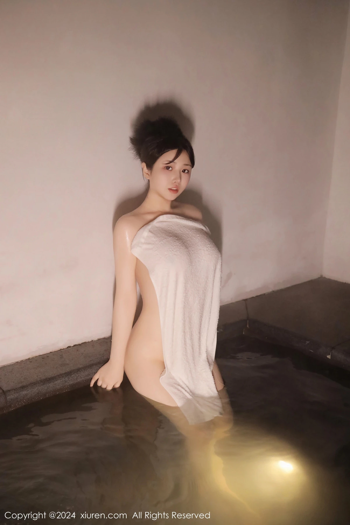 秀人集.com_[XiuRen秀人网]No.7977_新人模特陈小花温泉场景性感白色浴巾裹身秀惹火身材诱惑写真58P