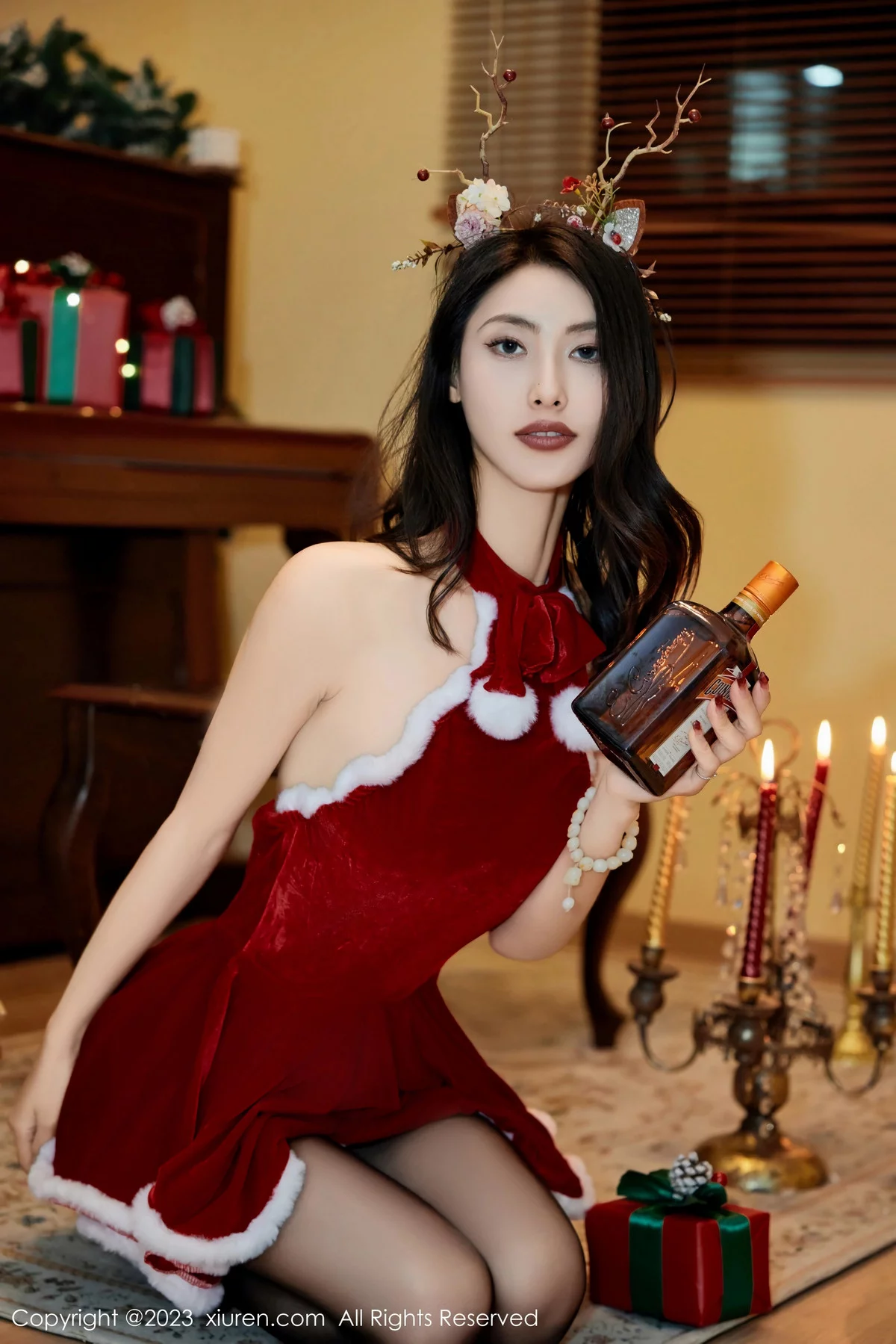 秀人集.com_[XiuRen秀人网]No.7842_模特Lingyu69性感红色圣诞短裙配超薄黑丝秀丰腴身材诱惑写真60P