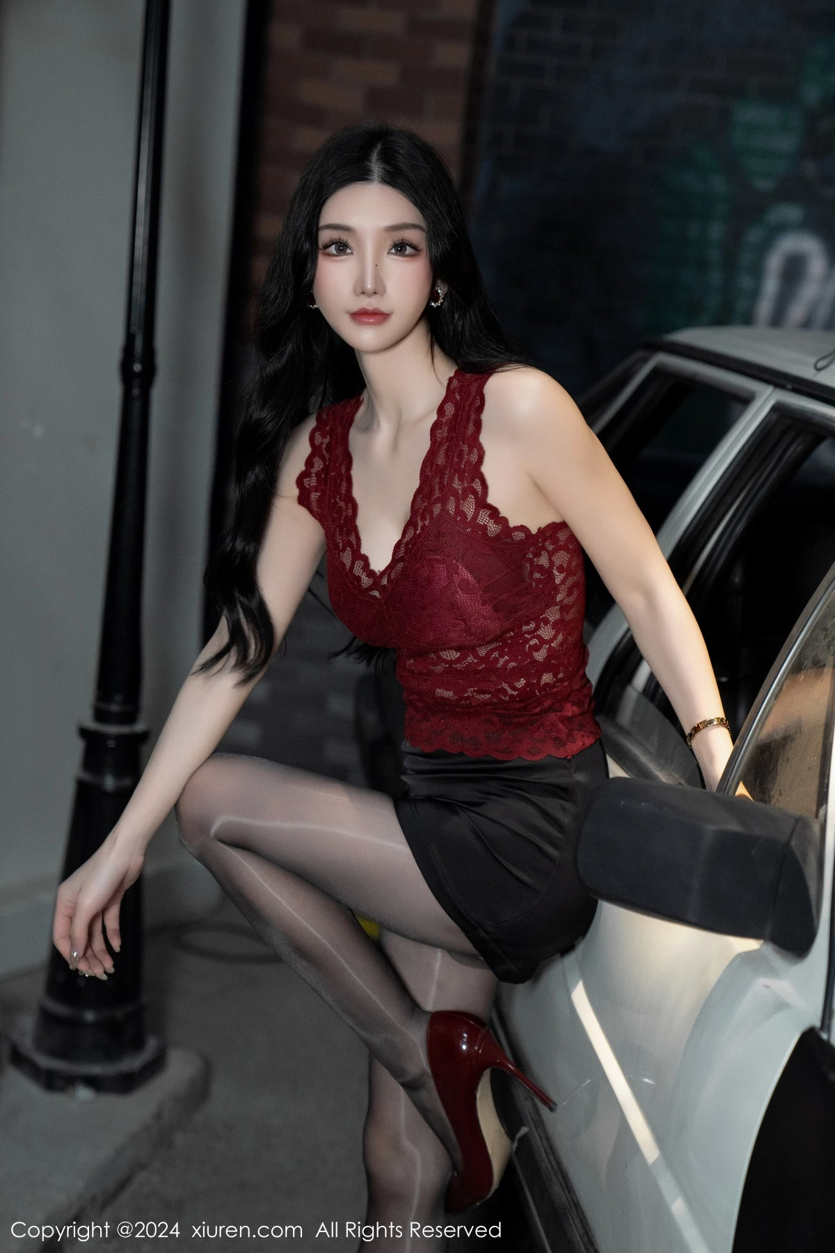 秀人集.com_[XiuRen秀人网]No.7993_女神周于希Sally红色上衣配黑短裙露闪亮开档黑丝撩人诱惑写真83P