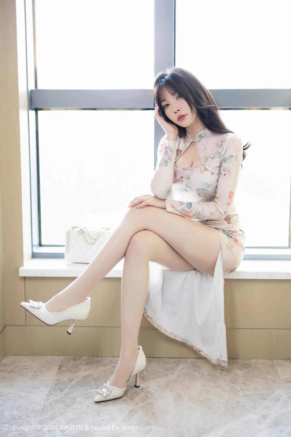 秀人集.com_[XiaoYu画语界]Vol.1199_模特徐莉芝Booty性感图案旗袍+浅灰情趣服饰秀曼妙身姿诱惑写真90P
