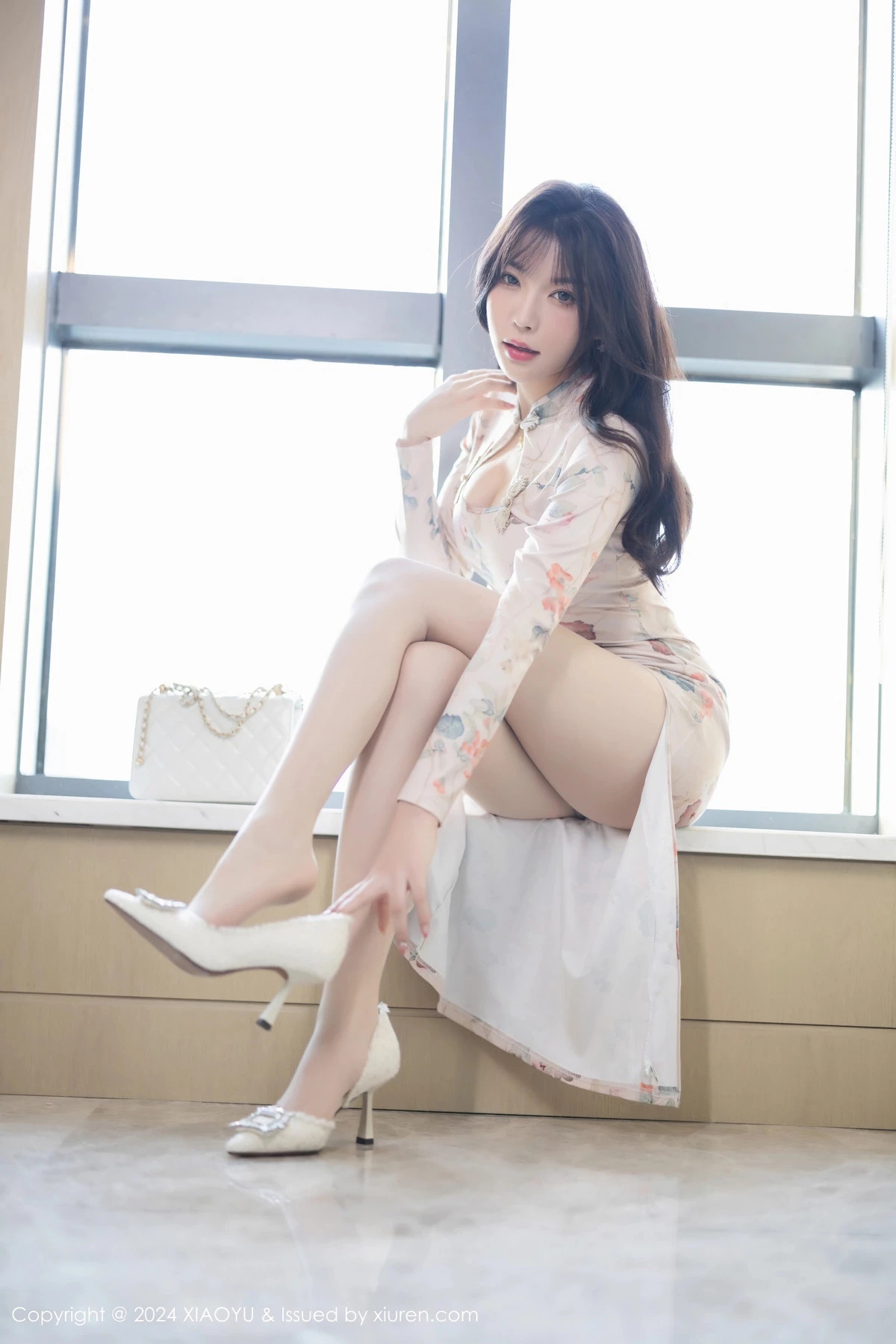 秀人集.com_[XiaoYu画语界]Vol.1199_模特徐莉芝Booty性感图案旗袍+浅灰情趣服饰秀曼妙身姿诱惑写真90P