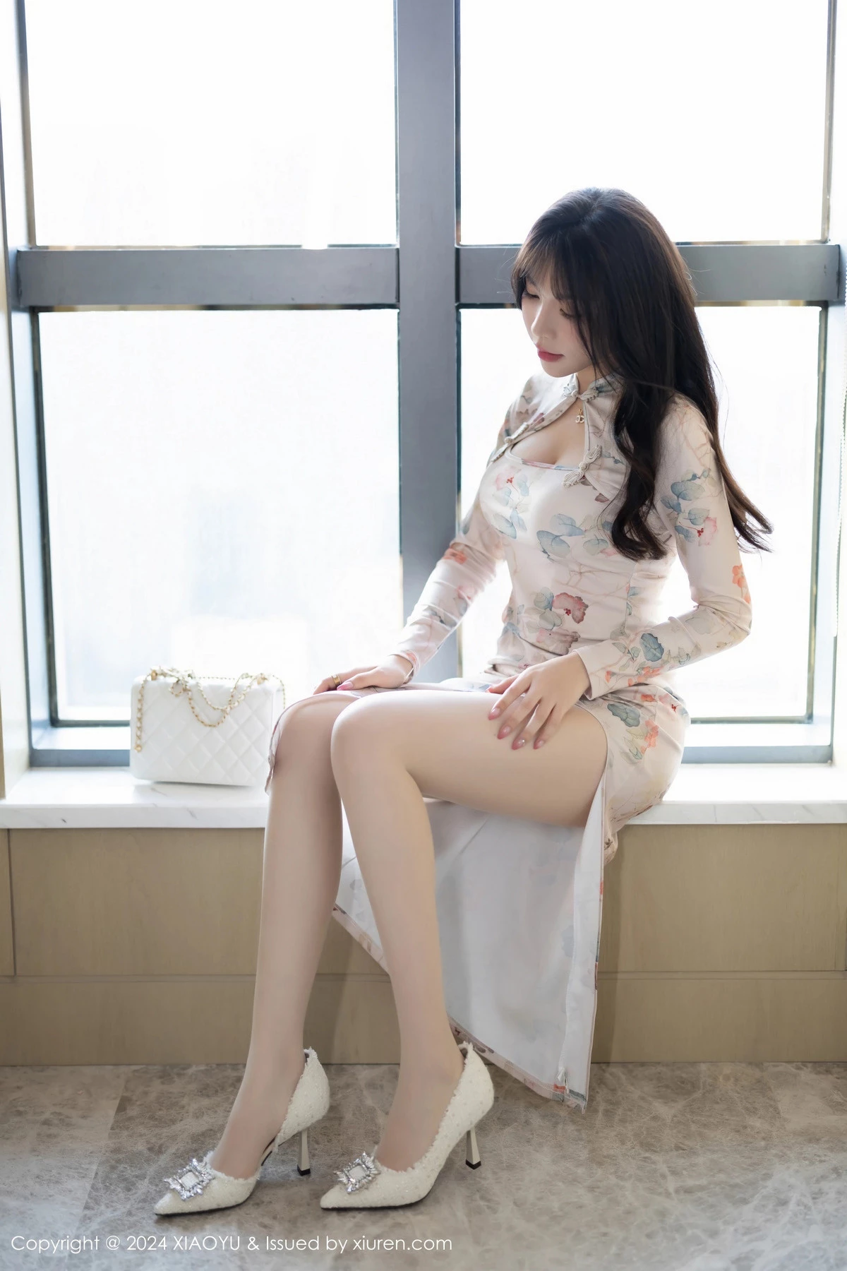 秀人集.com_[XiaoYu画语界]Vol.1199_模特徐莉芝Booty性感图案旗袍+浅灰情趣服饰秀曼妙身姿诱惑写真90P