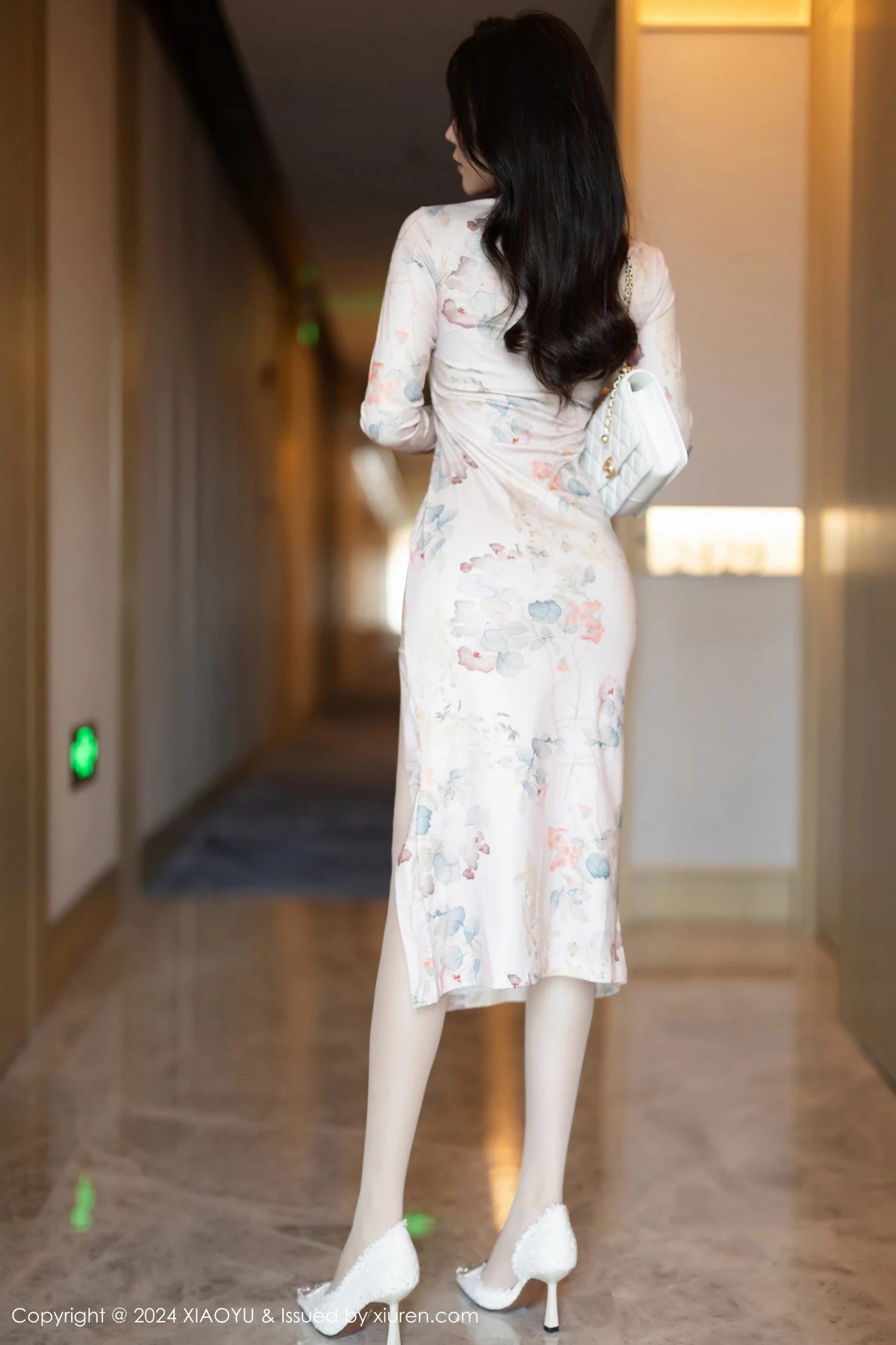 秀人集.com_[XiaoYu画语界]Vol.1199_模特徐莉芝Booty性感图案旗袍+浅灰情趣服饰秀曼妙身姿诱惑写真90P