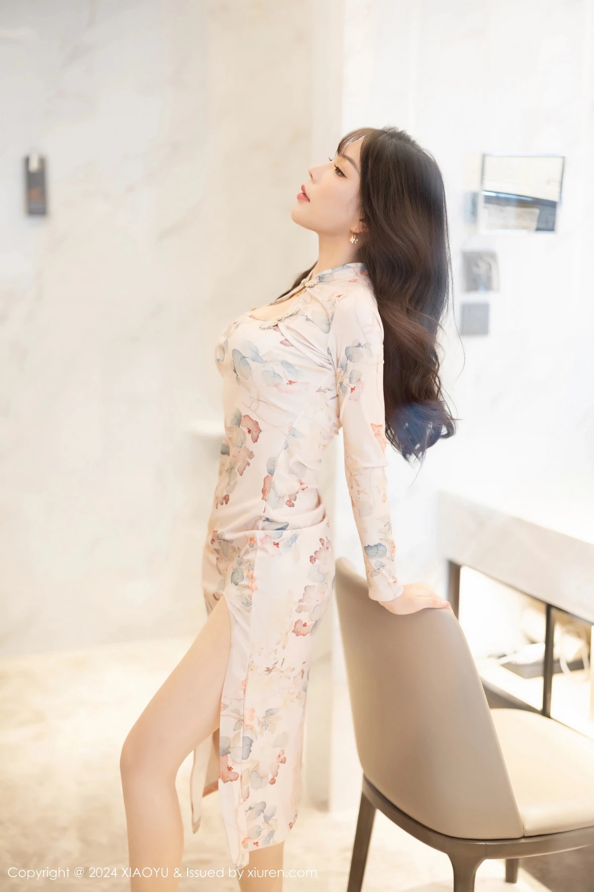 秀人集.com_[XiaoYu画语界]Vol.1199_模特徐莉芝Booty性感图案旗袍+浅灰情趣服饰秀曼妙身姿诱惑写真90P