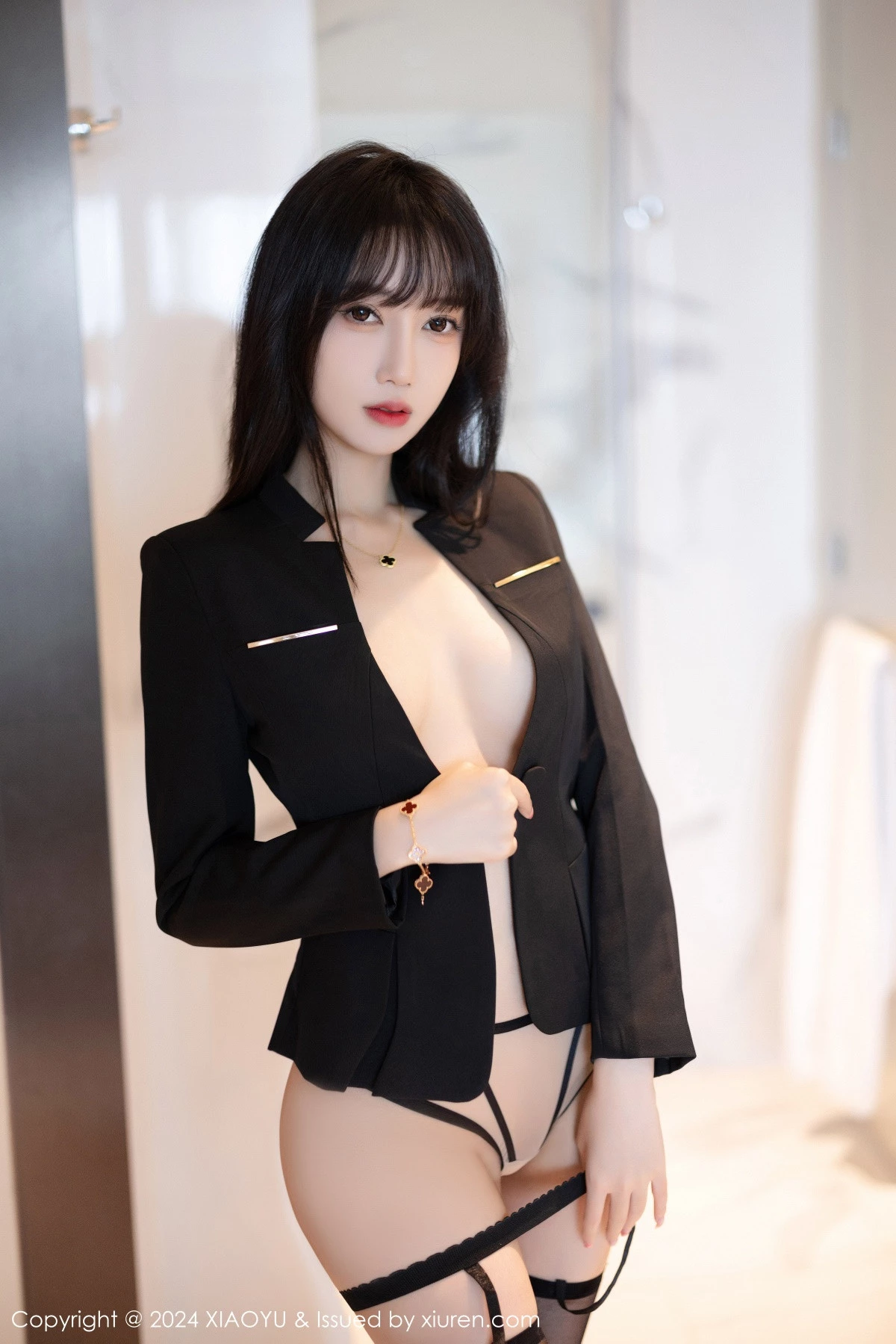 秀人集.com_[XiaoYu画语界]Vol.1193_新人模特月崽性感黑色时尚上衣露轻透内衣配黑丝吊袜诱惑写真83P