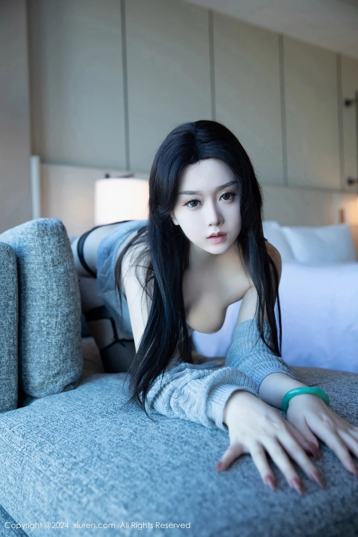 秀人集.com_[XiuRen秀人网]No.8149_新人模特林杉杉性感灰色毛衣露黑色内衣配黑丝吊袜迷人诱惑写真82P