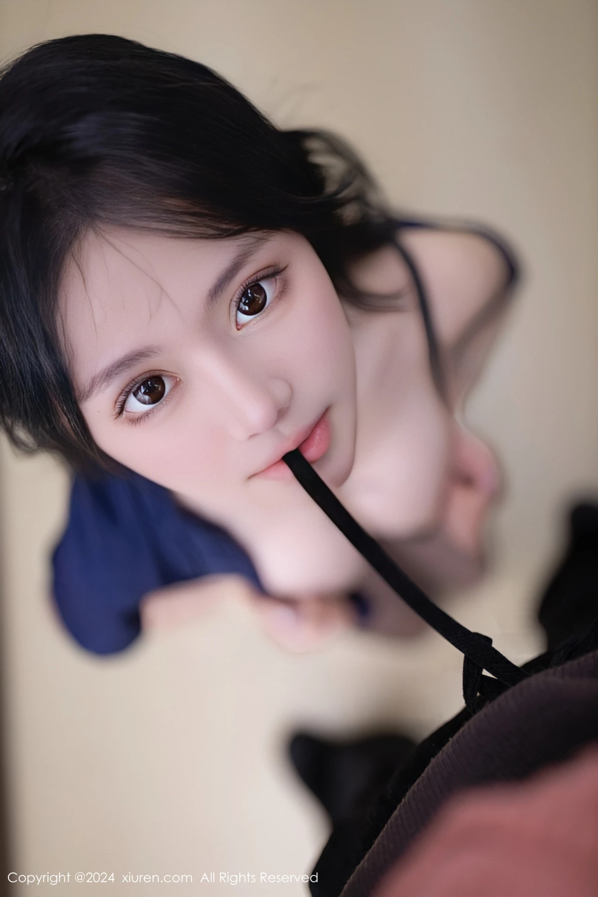 秀人集.com_[XiuRen秀人网]No.8167_模特幼幼蓝色上衣配咖啡色短裙露黑色内衣超薄黑丝极致魅惑写真81P