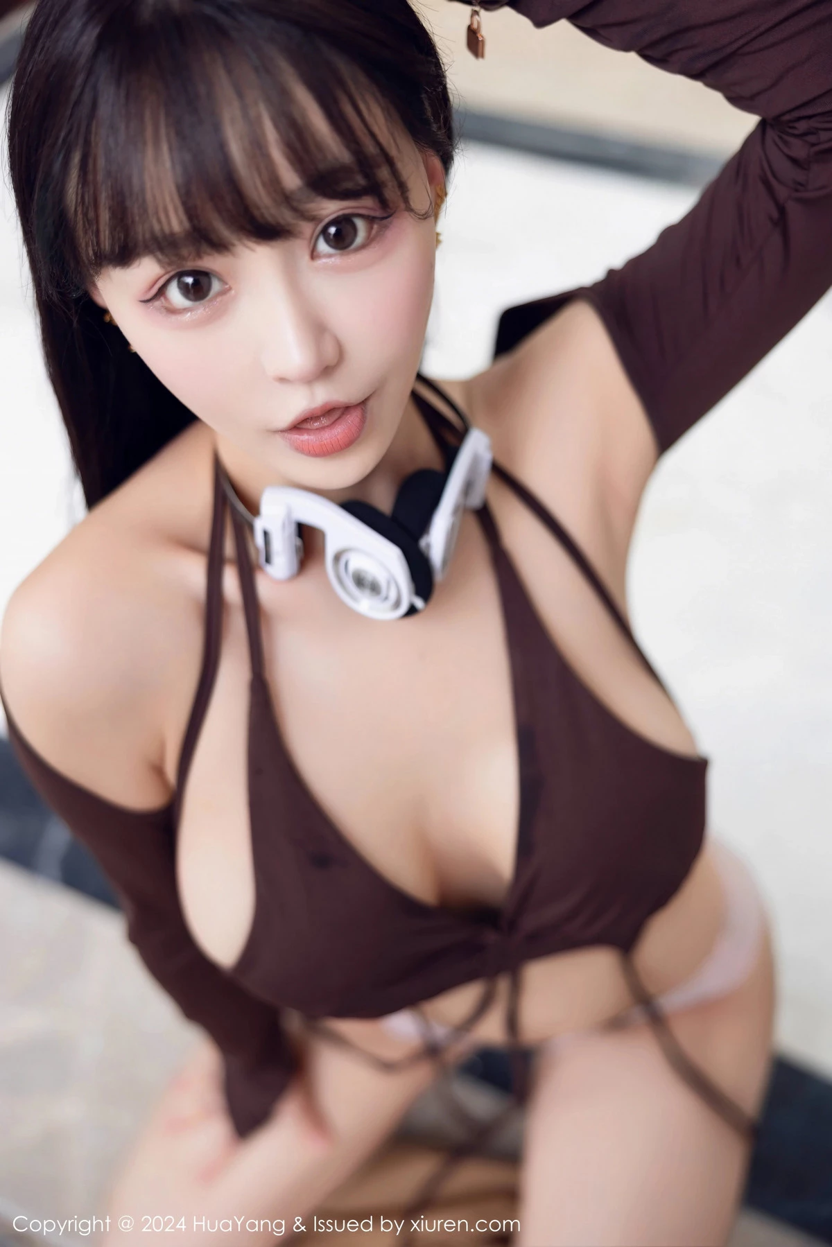 秀人集.com_[HuaYang花漾]Vol.568_女神朱可儿Flora性感咖啡色时尚上衣配短裙秀丰满身材诱惑写真64P