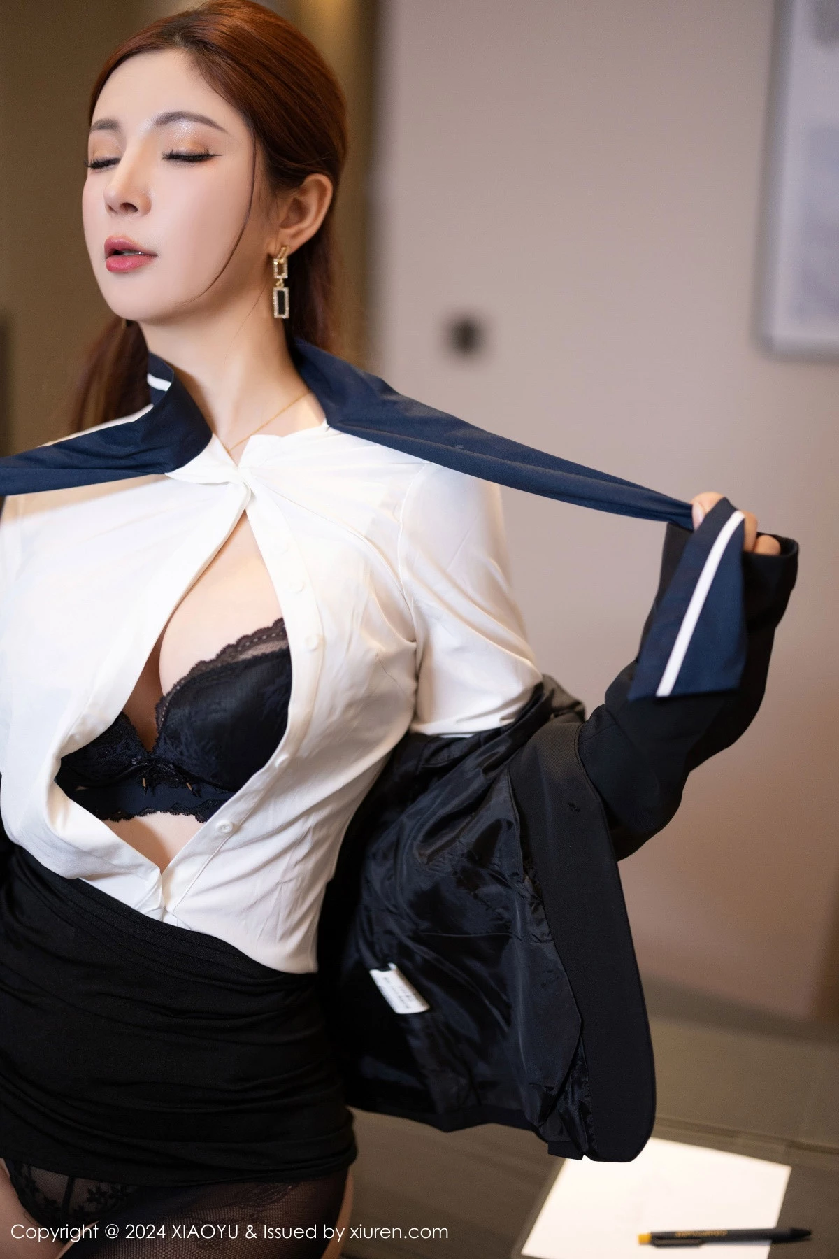 秀人集.com_[XiaoYu画语界]Vol.1217_模特小蛮妖Yummy深色OL服饰露黑色蕾丝内衣配超薄黑丝魅惑写真80P