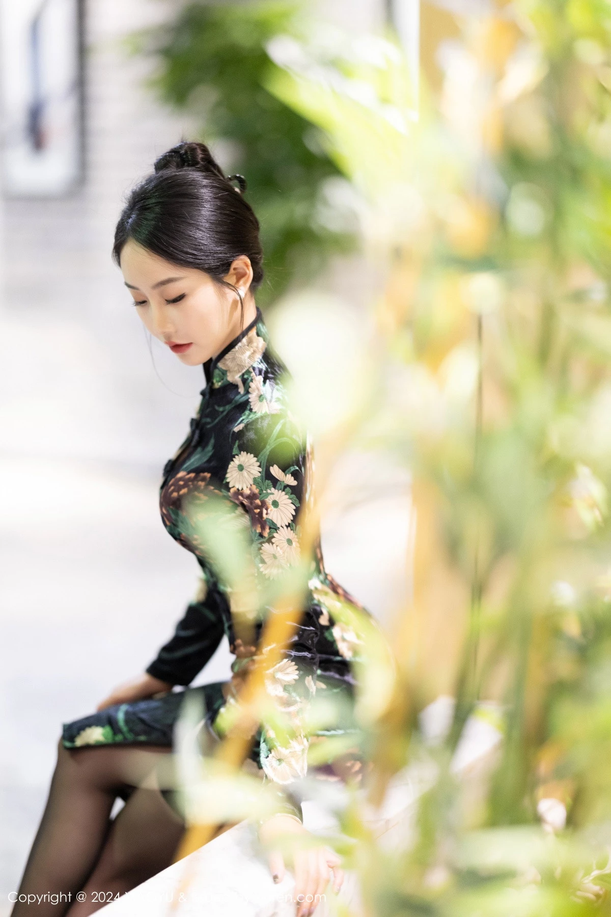 秀人集.com_[XiaoYu画语界]Vol.1218_模特苏苏阿性感黑色旗袍露黑色蕾丝内衣配超薄黑丝迷人诱惑写真83P