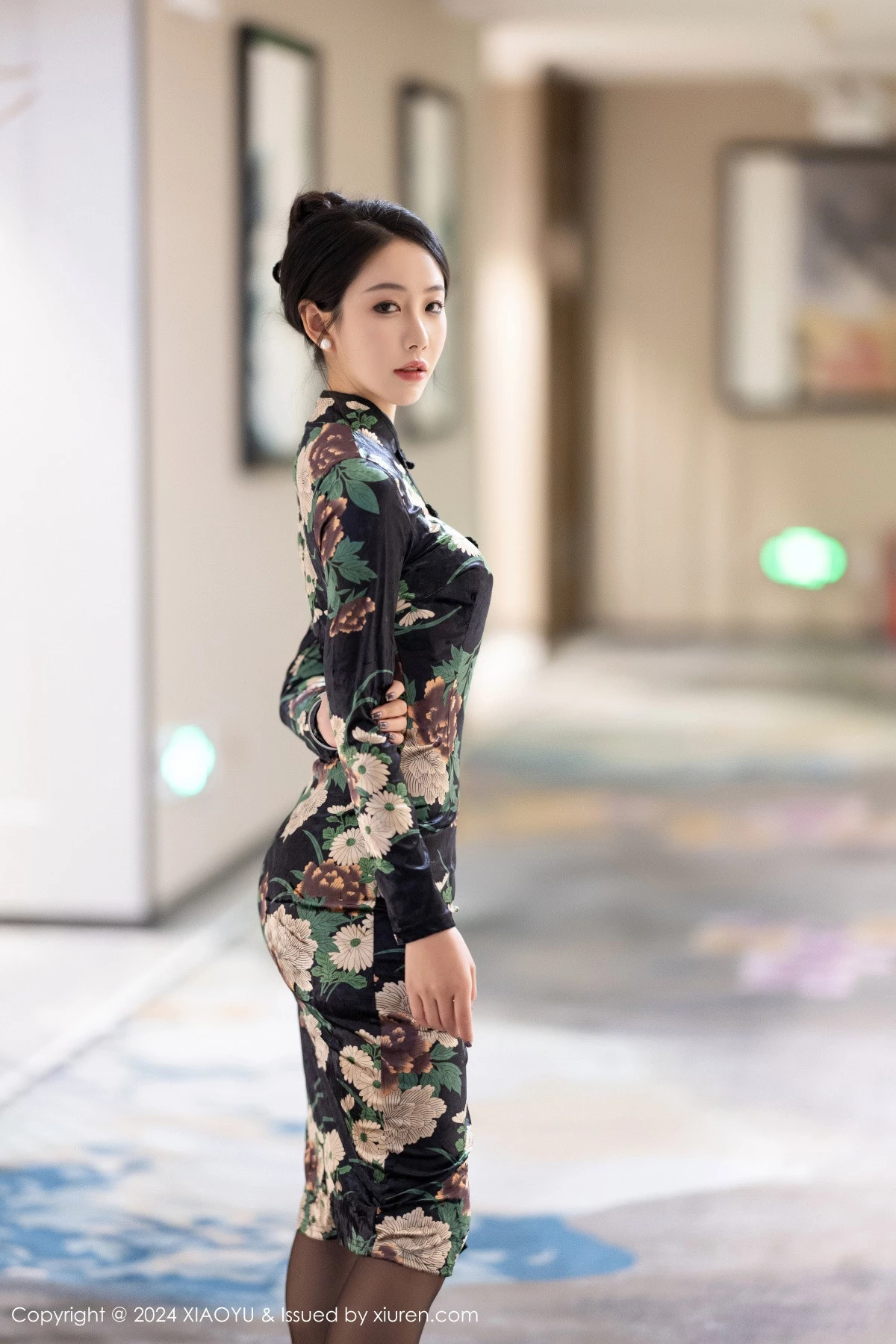 秀人集.com_[XiaoYu画语界]Vol.1218_模特苏苏阿性感黑色旗袍露黑色蕾丝内衣配超薄黑丝迷人诱惑写真83P