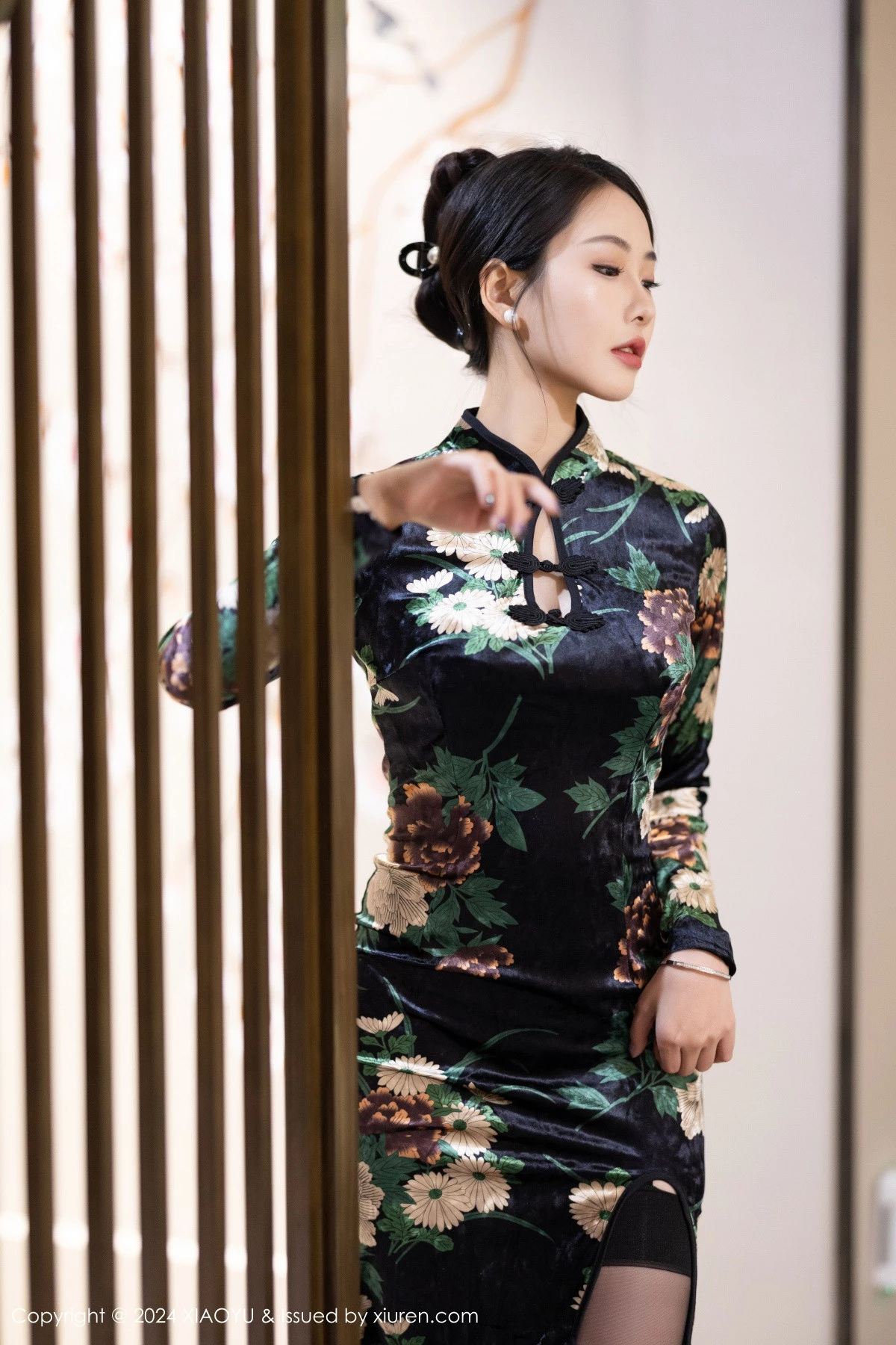 秀人集.com_[XiaoYu画语界]Vol.1218_模特苏苏阿性感黑色旗袍露黑色蕾丝内衣配超薄黑丝迷人诱惑写真83P