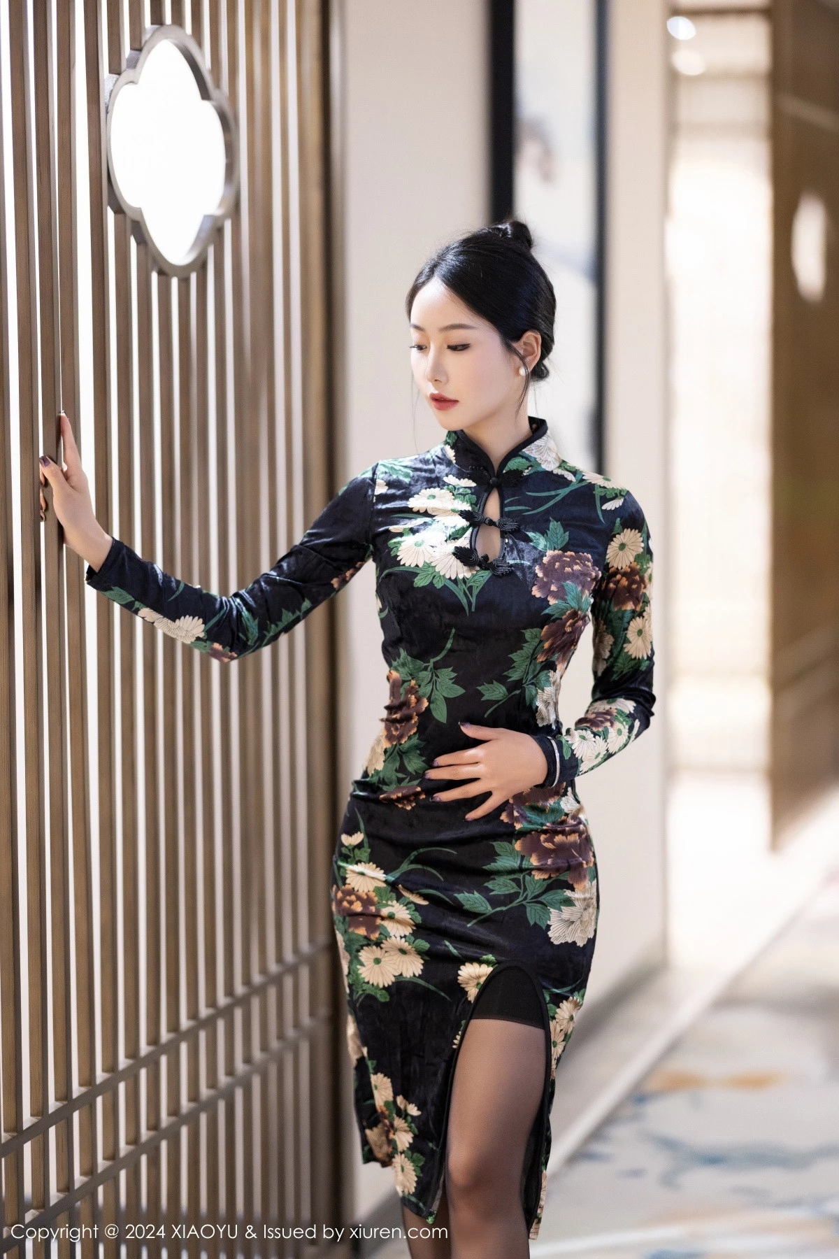 秀人集.com_[XiaoYu画语界]Vol.1218_模特苏苏阿性感黑色旗袍露黑色蕾丝内衣配超薄黑丝迷人诱惑写真83P