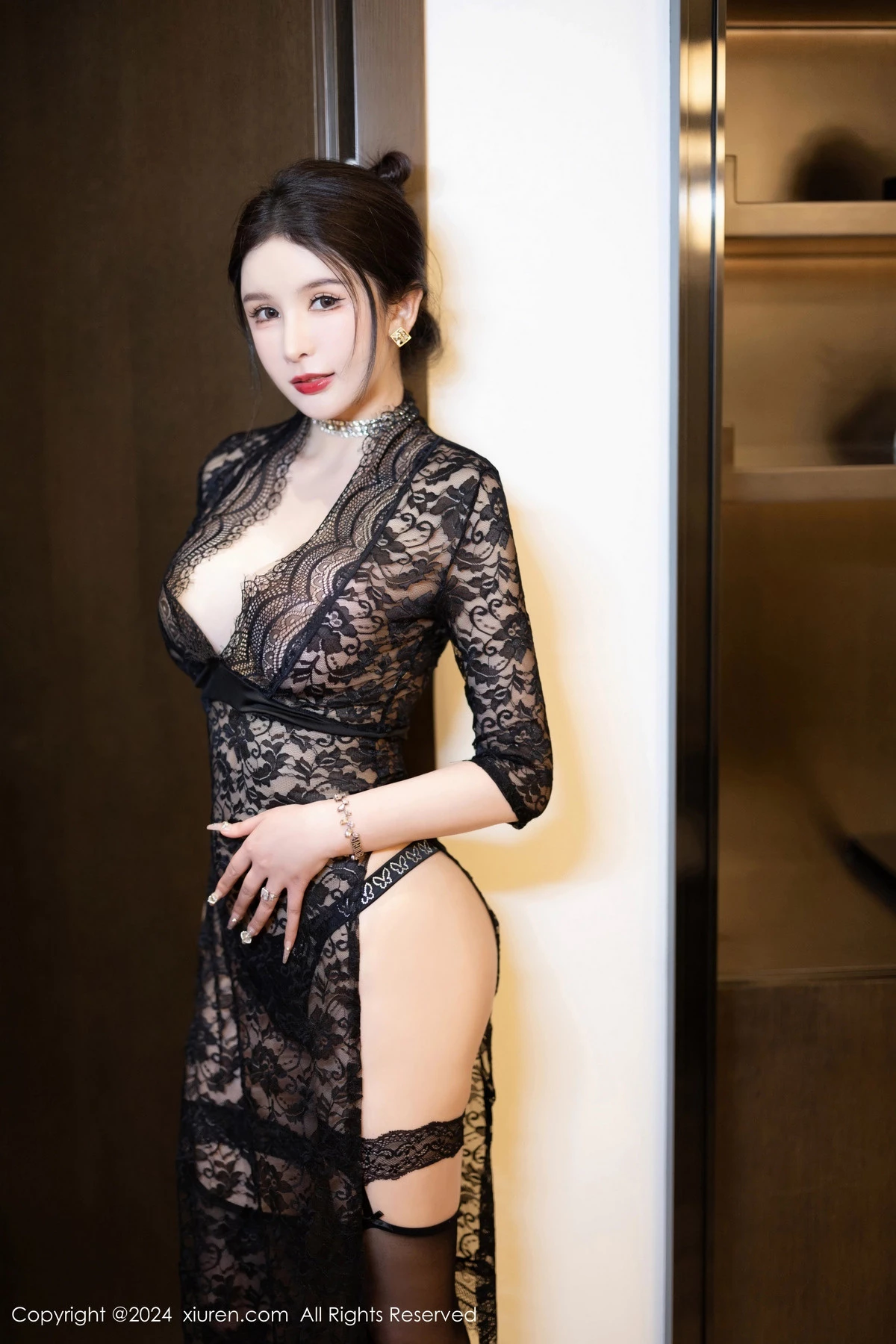 秀人集.com_[XiuRen秀人网]No.8222_女神李丽莎性感黑色蕾丝连体服饰配黑丝袜秀完美身材诱惑写真72P