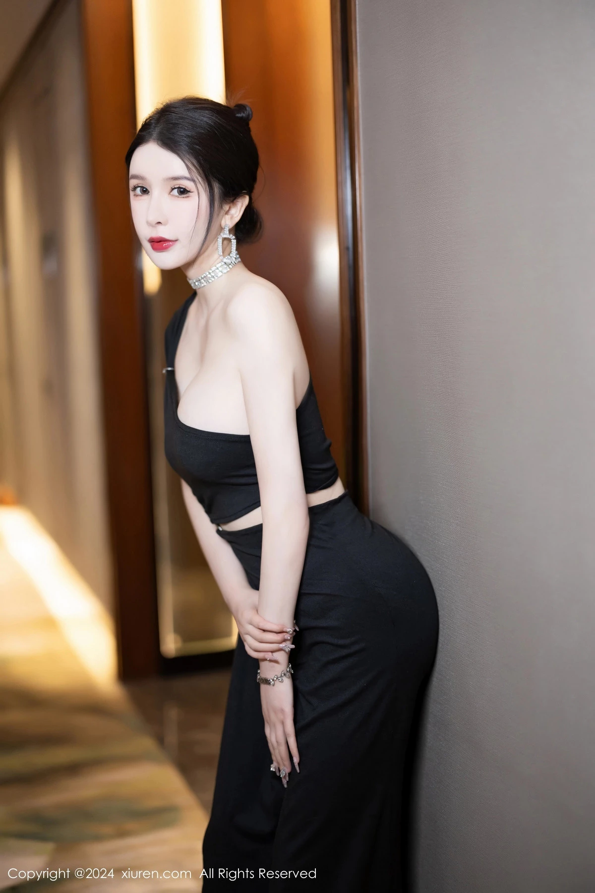 秀人集.com_[XiuRen秀人网]No.8222_女神李丽莎性感黑色蕾丝连体服饰配黑丝袜秀完美身材诱惑写真72P