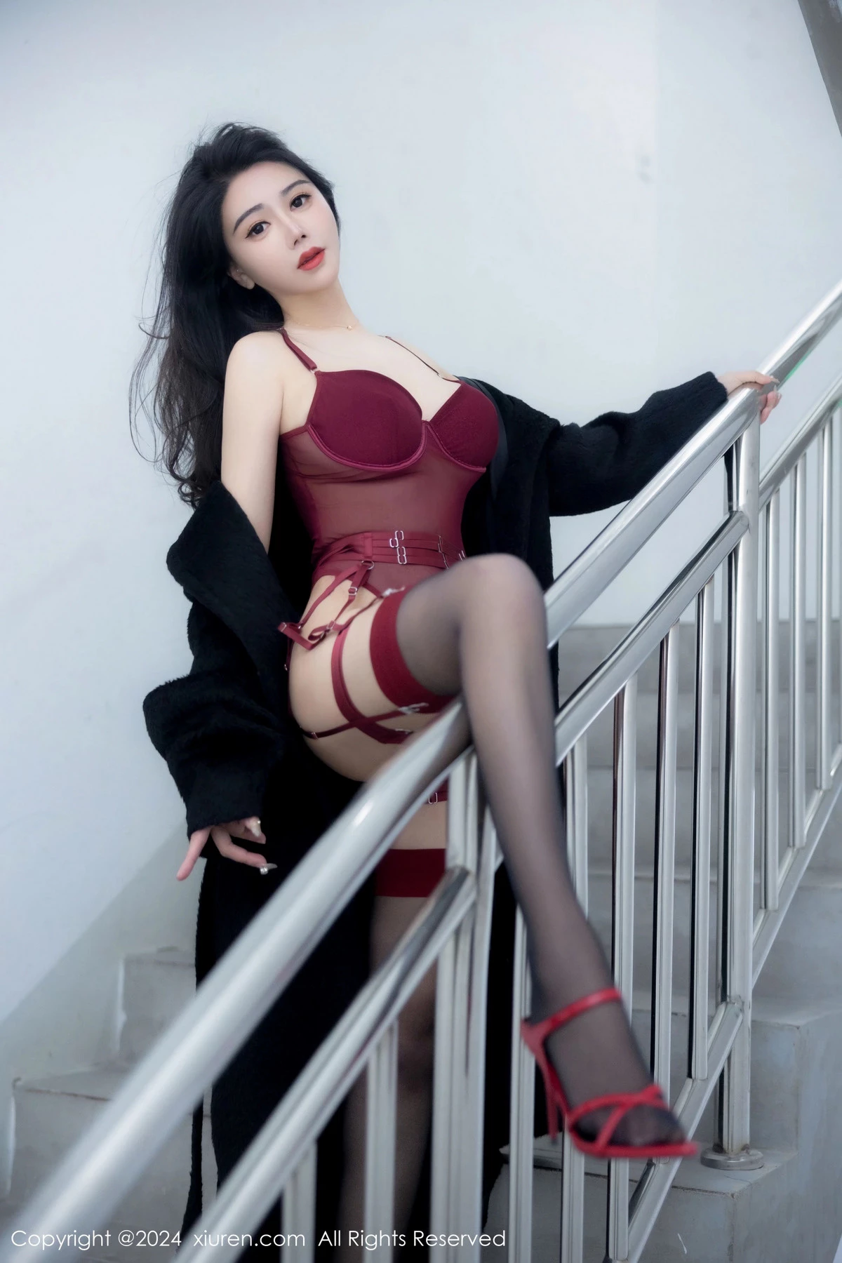 秀人集.com_[XiuRen秀人网]No.8221_模特李若汐黑色外衣露性感红色情趣服饰配黑丝吊袜迷人诱惑写真85P