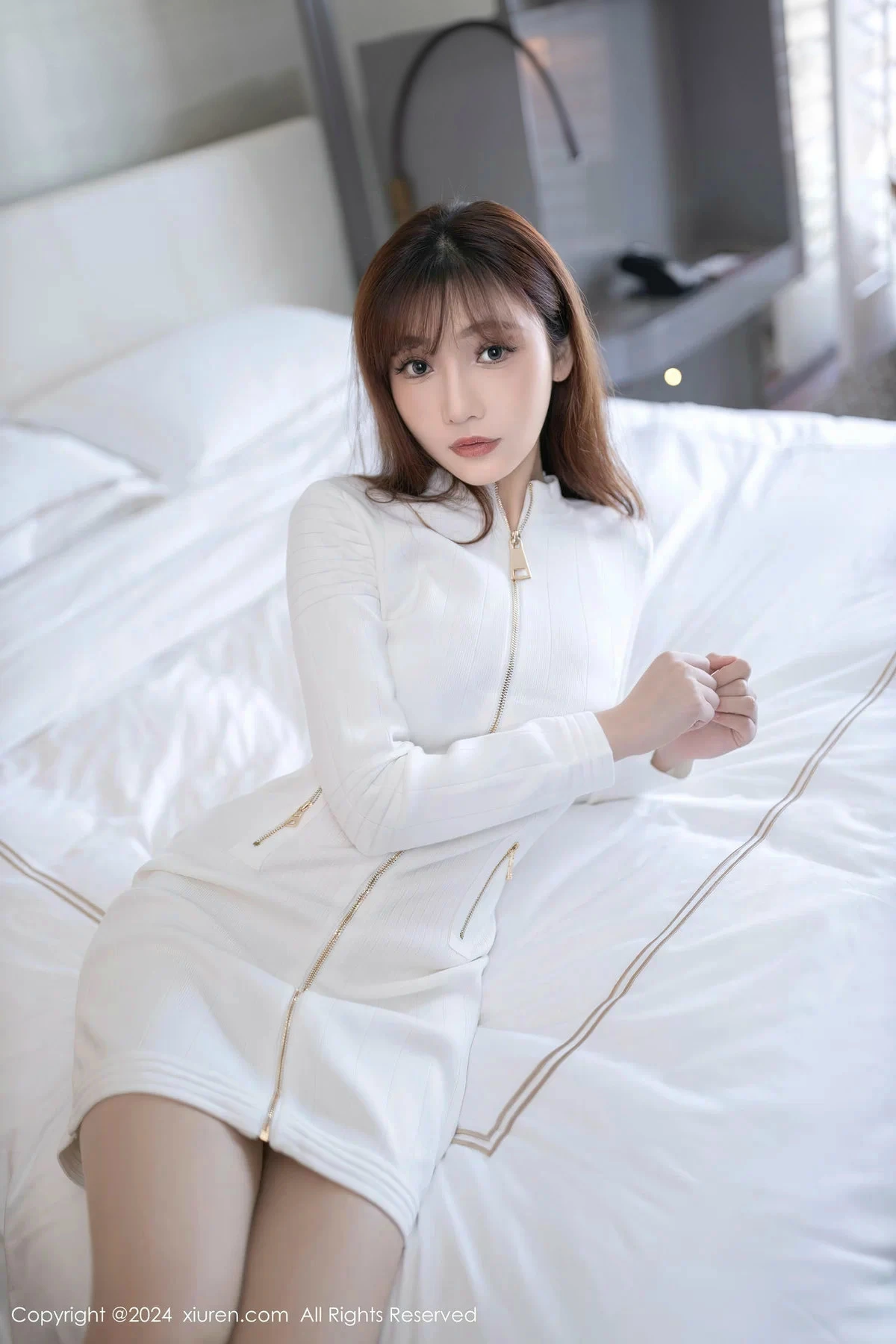 秀人集.com_[XiuRen秀人网]No.8233_模特陆萱萱白色上衣露银色内衣配超薄肉丝秀柔美身姿诱惑写真80P
