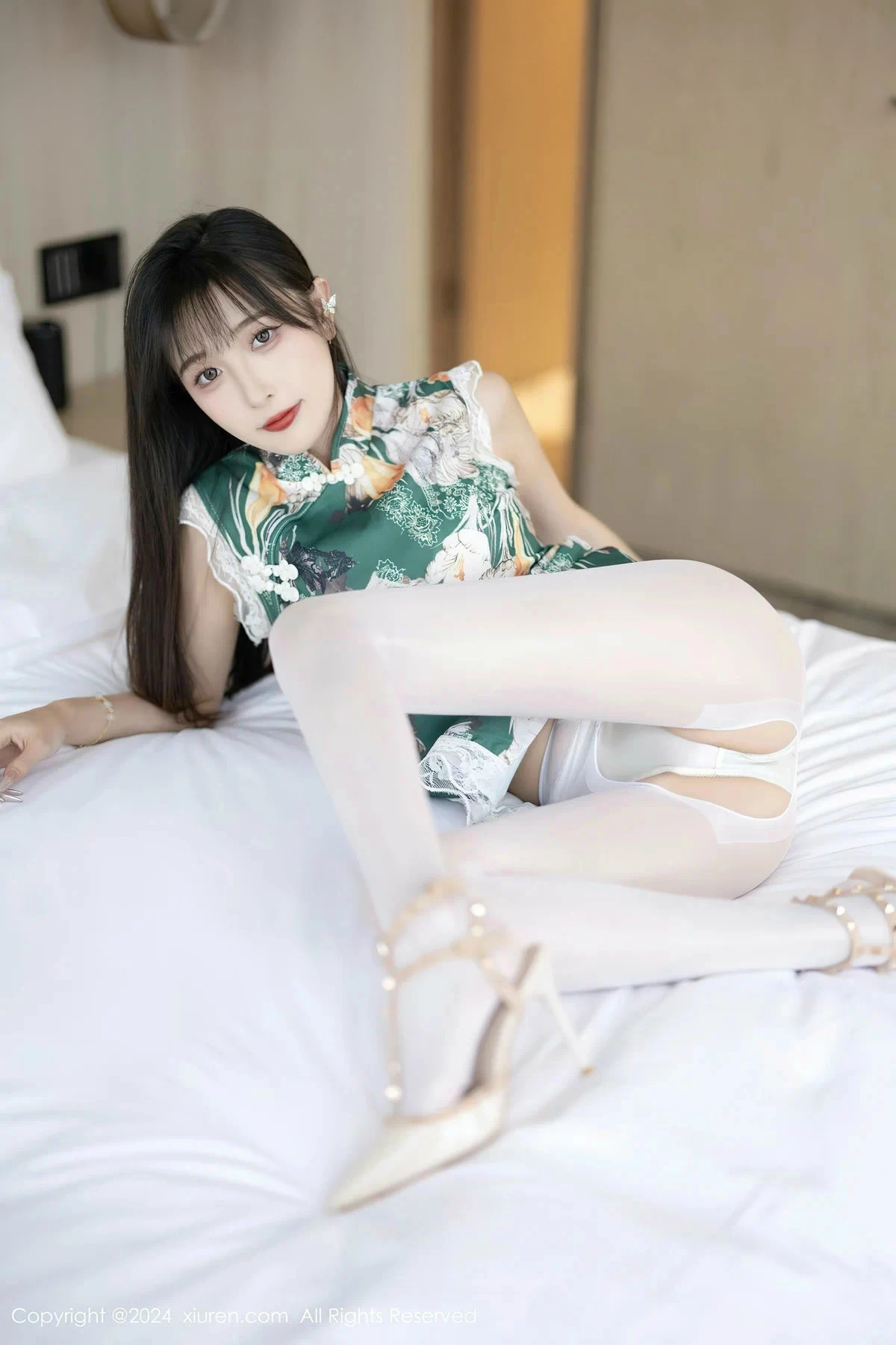 秀人集.com_[XiuRen秀人网]No.8231_模特林星阑性感花色旗袍露白色内衣配开档白丝秀美腿诱惑写真84P