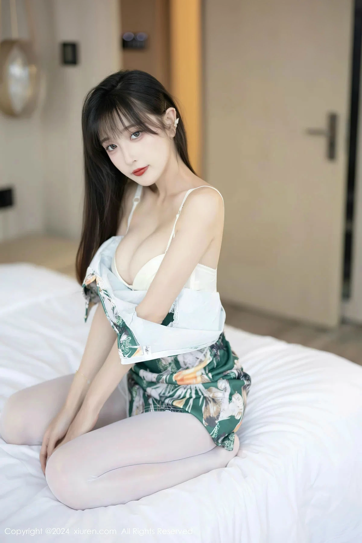 秀人集.com_[XiuRen秀人网]No.8231_模特林星阑性感花色旗袍露白色内衣配开档白丝秀美腿诱惑写真84P