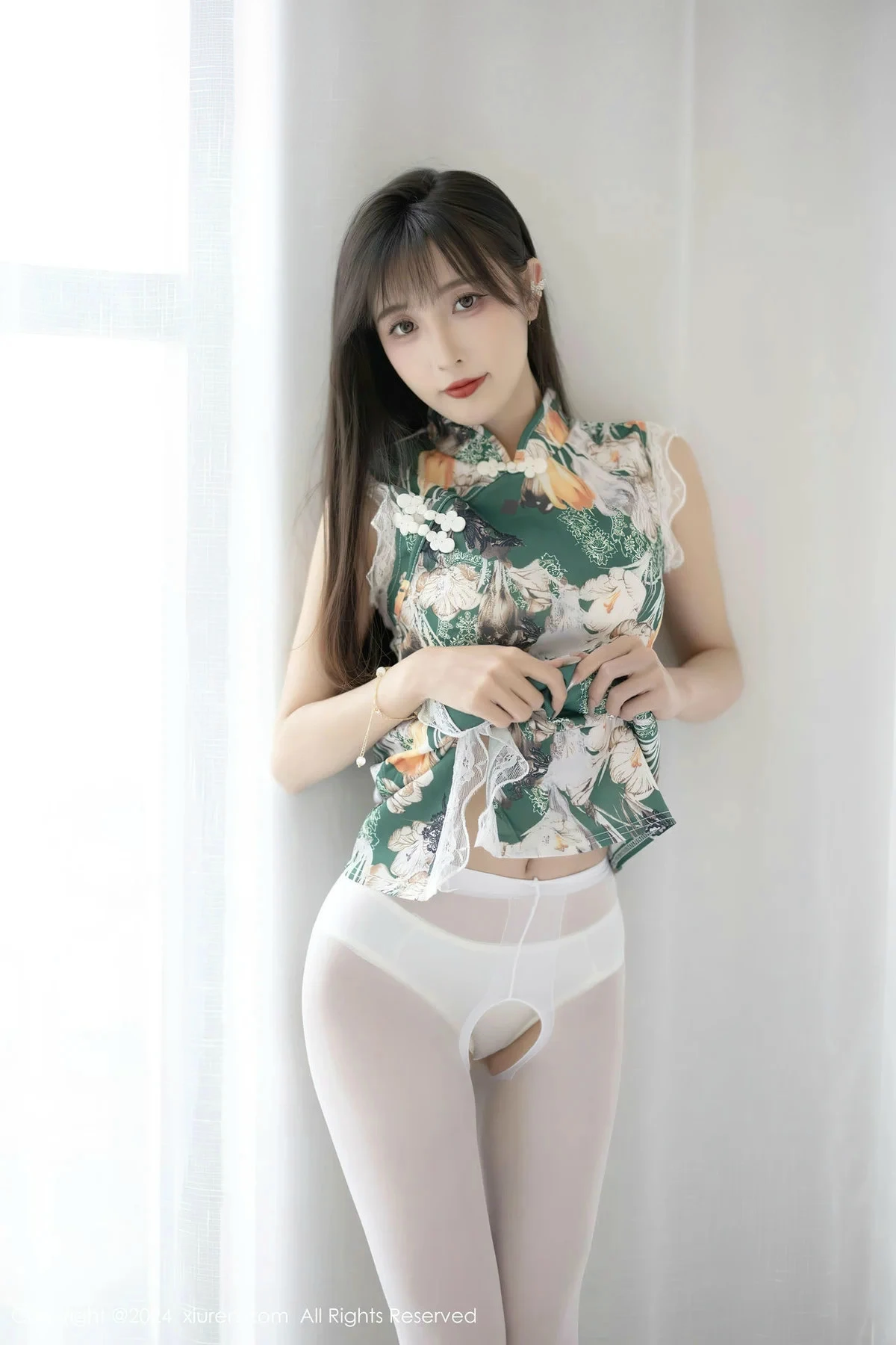 秀人集.com_[XiuRen秀人网]No.8231_模特林星阑性感花色旗袍露白色内衣配开档白丝秀美腿诱惑写真84P