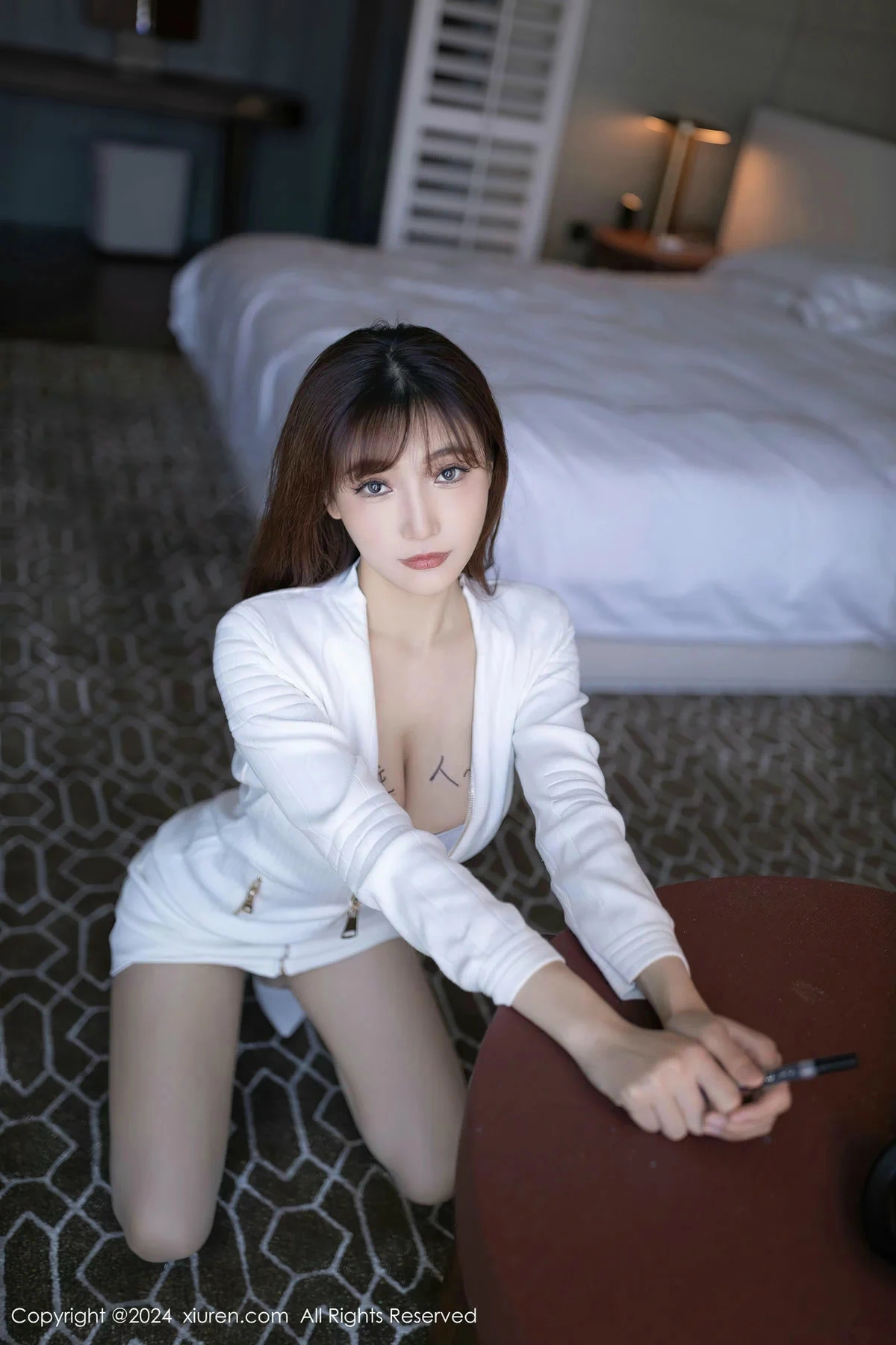 秀人集.com_[XiuRen秀人网]No.8233_模特陆萱萱白色上衣露银色内衣配超薄肉丝秀柔美身姿诱惑写真80P