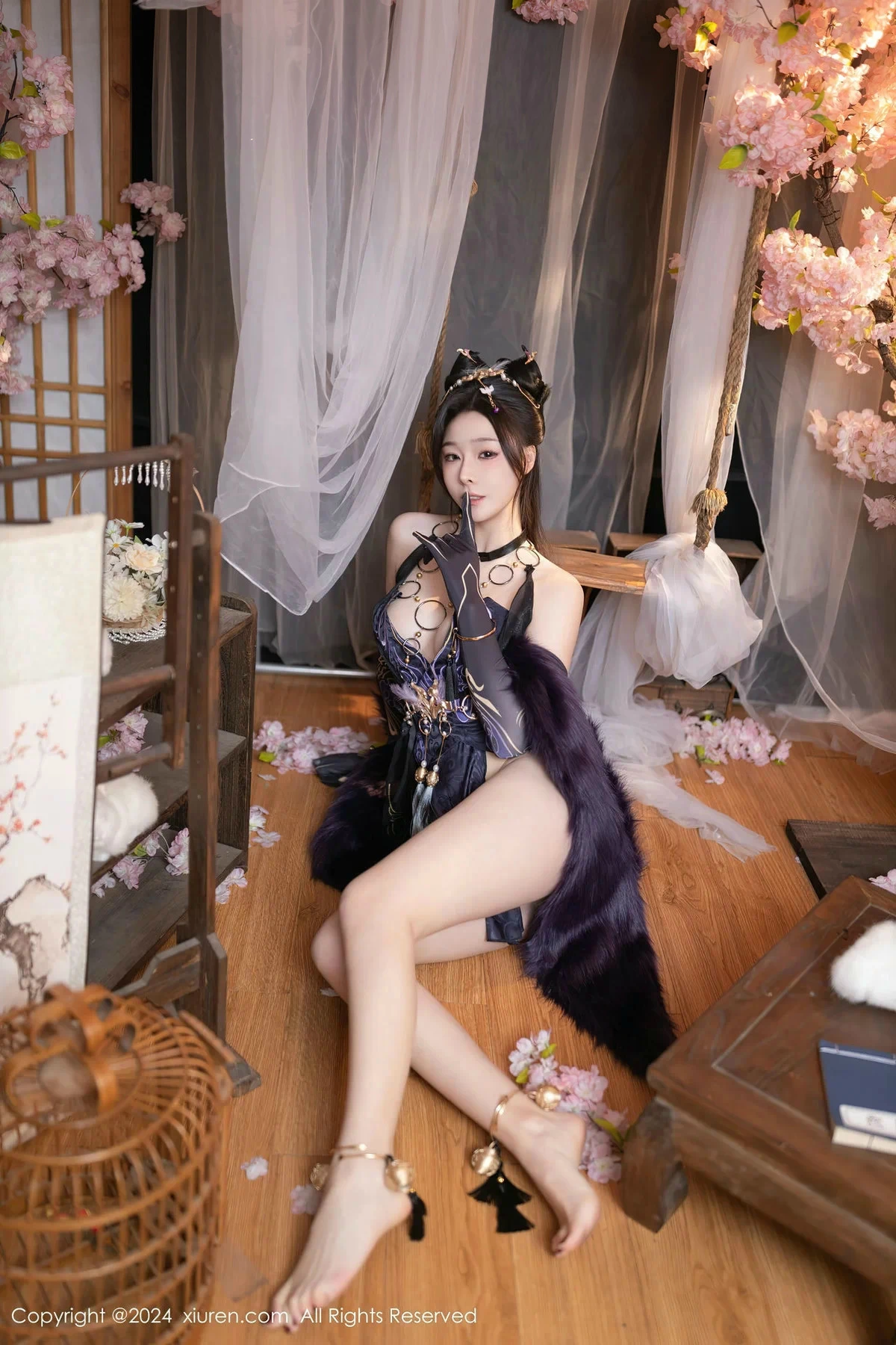 秀人集.com_[XiuRen秀人网]No.8232_模特小逗逗性感紫色情趣旗袍服饰半脱秀曼妙身姿惹火诱惑写真80P