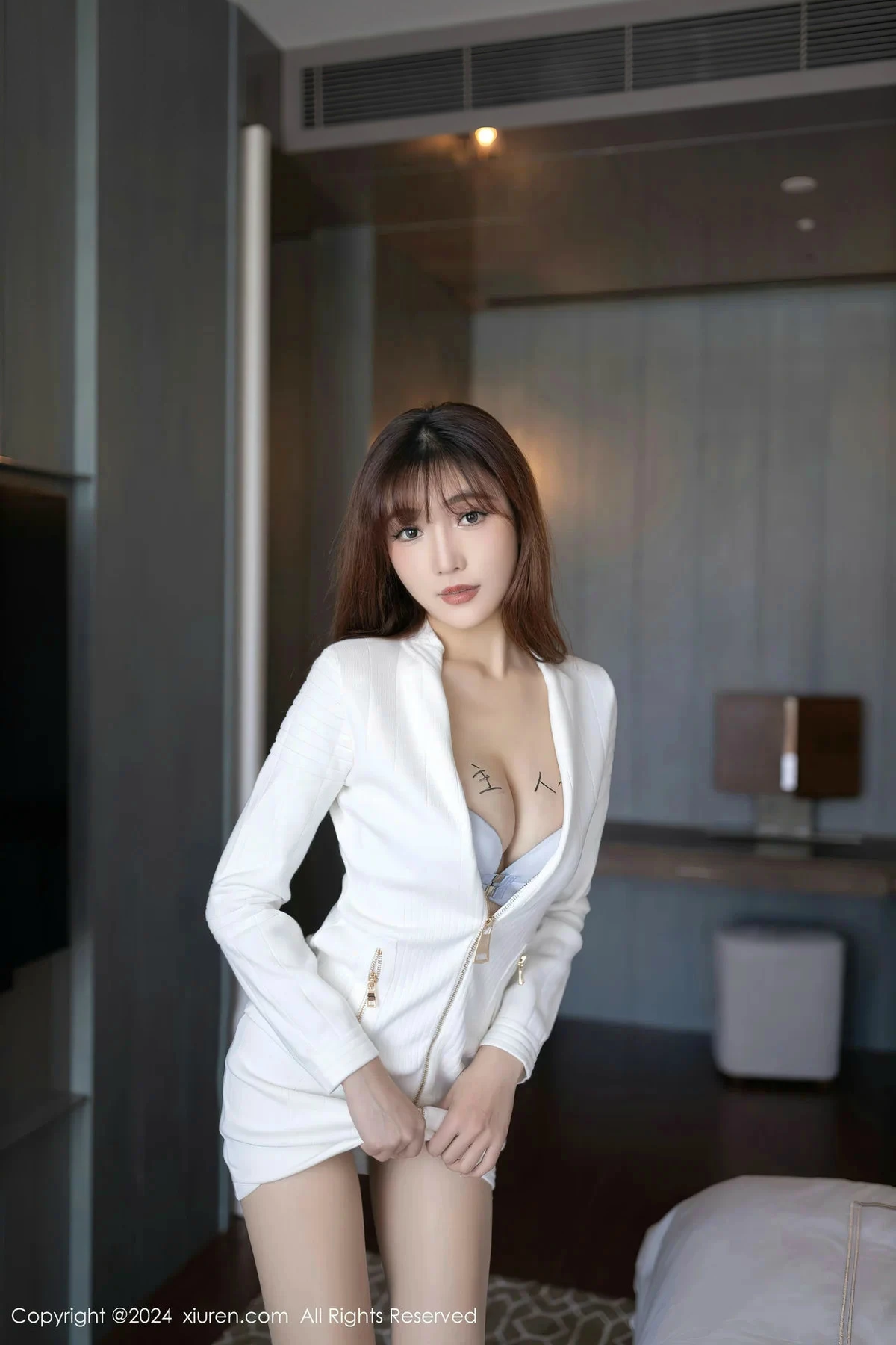 秀人集.com_[XiuRen秀人网]No.8233_模特陆萱萱白色上衣露银色内衣配超薄肉丝秀柔美身姿诱惑写真80P