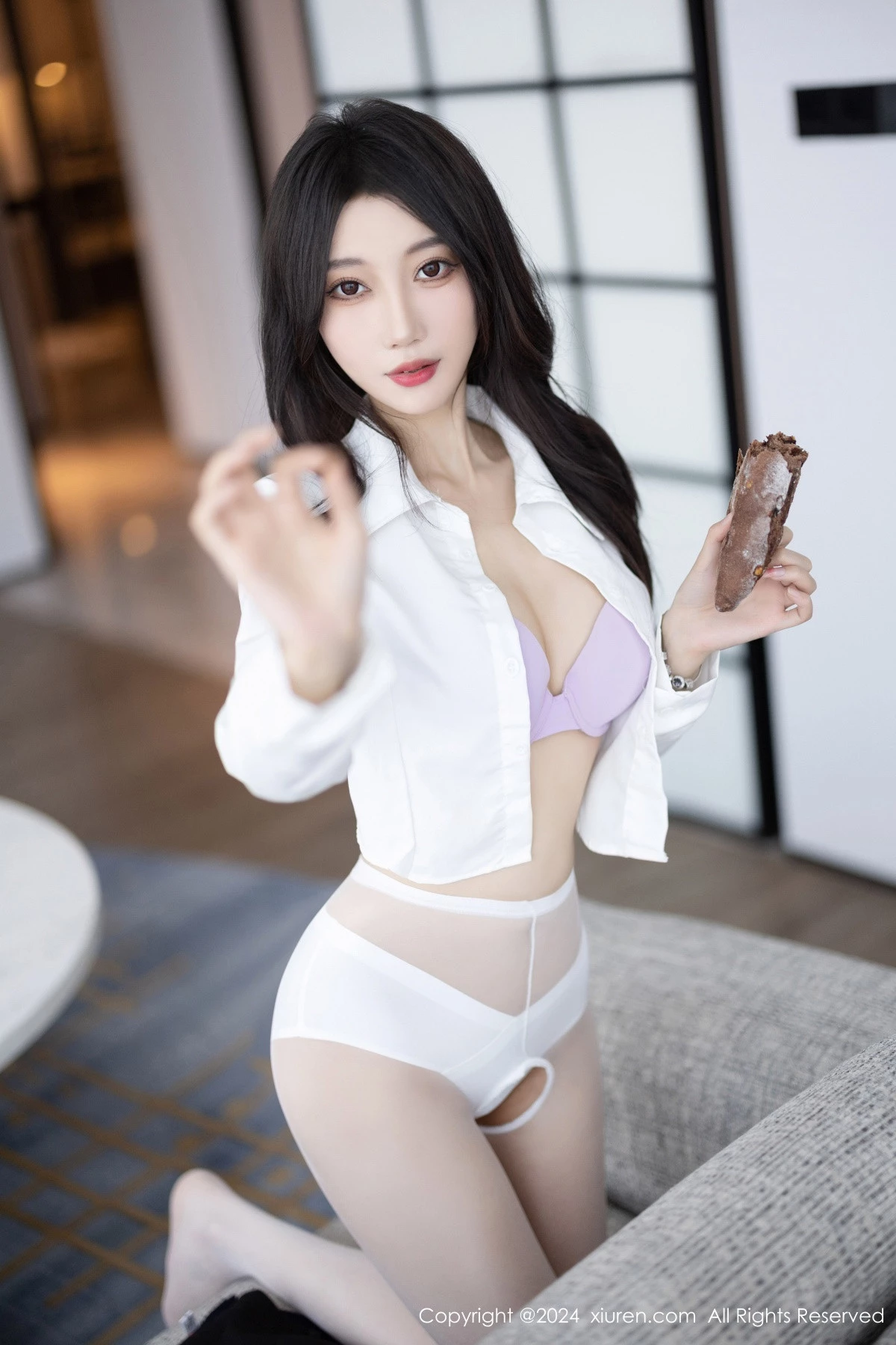 秀人集.com_[XiuRen秀人网]No.8247_模特玥儿玥性感白衬衫配黑色短裙露紫色内衣配开档白丝迷人写真82P