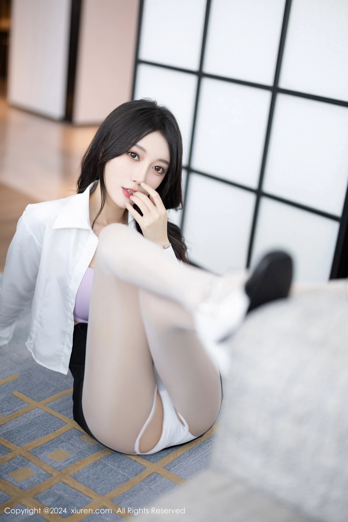 秀人集.com_[XiuRen秀人网]No.8247_模特玥儿玥性感白衬衫配黑色短裙露紫色内衣配开档白丝迷人写真82P