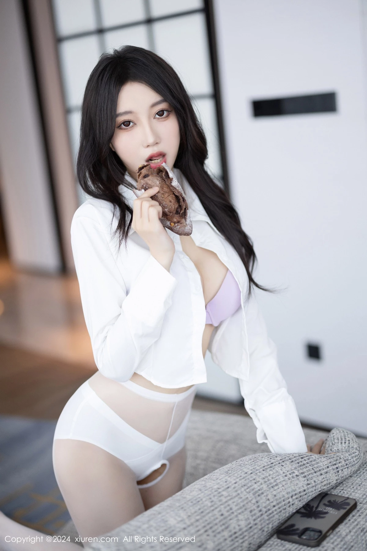 秀人集.com_[XiuRen秀人网]No.8247_模特玥儿玥性感白衬衫配黑色短裙露紫色内衣配开档白丝迷人写真82P