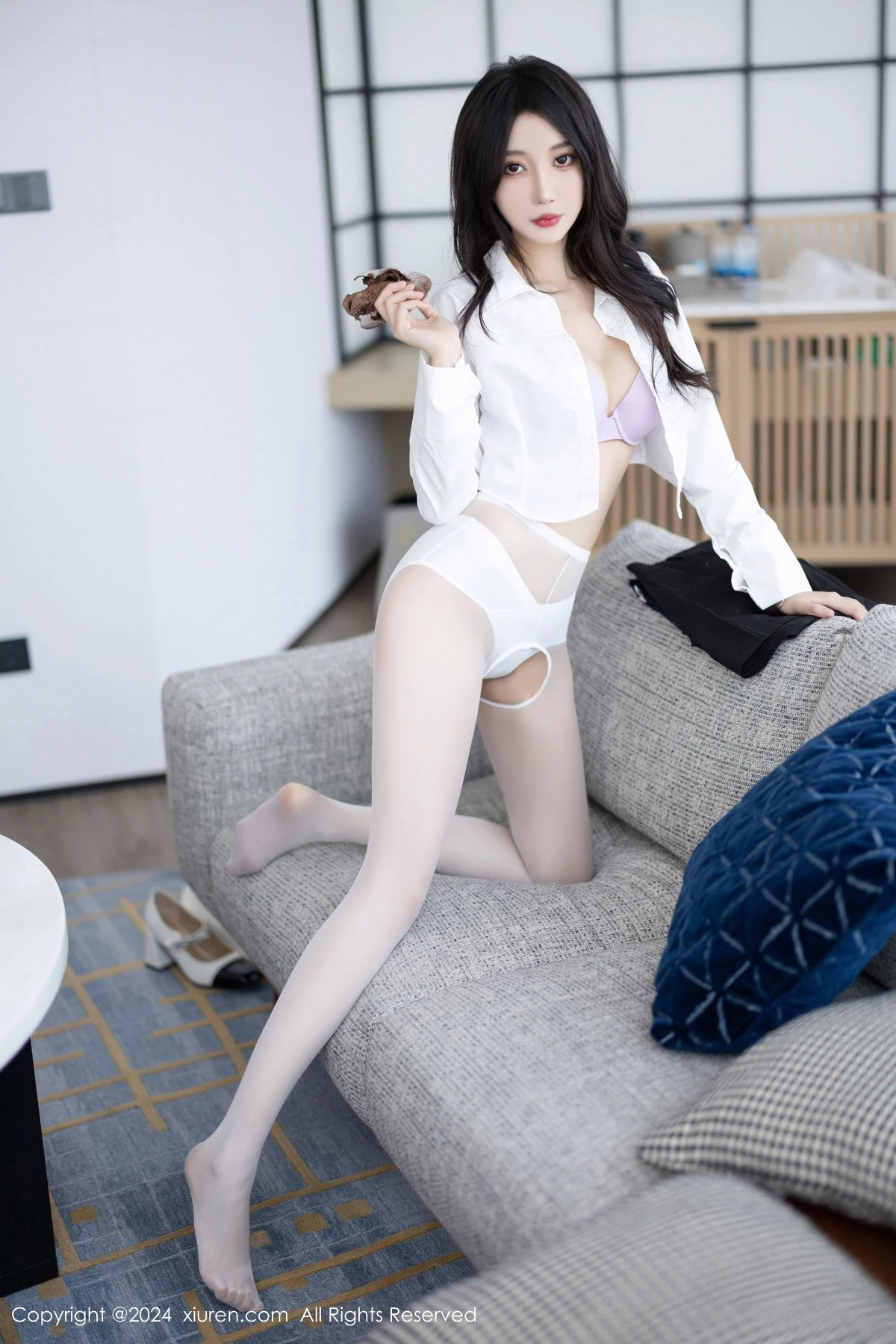 秀人集.com_[XiuRen秀人网]No.8247_模特玥儿玥性感白衬衫配黑色短裙露紫色内衣配开档白丝迷人写真82P