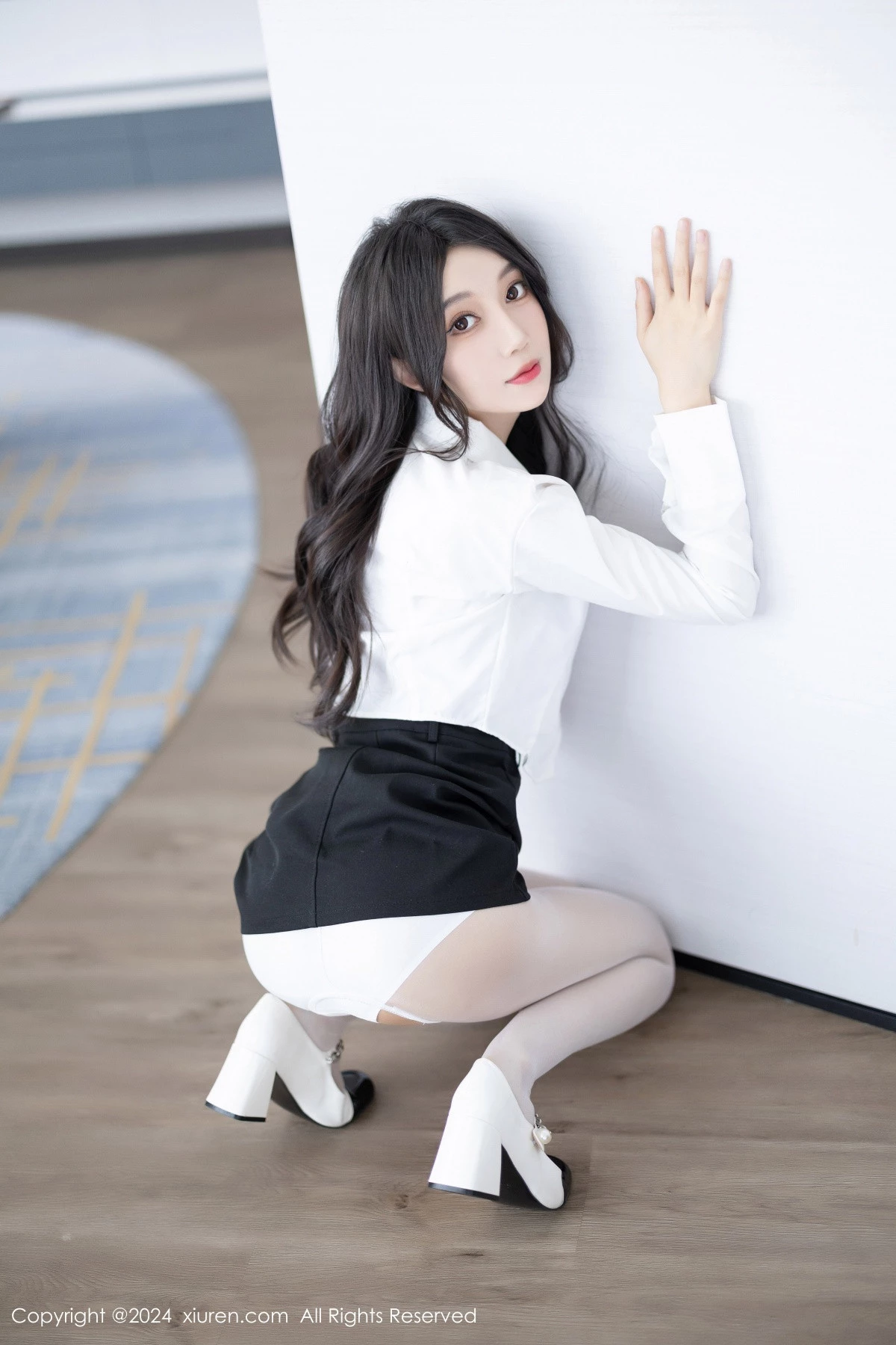 秀人集.com_[XiuRen秀人网]No.8247_模特玥儿玥性感白衬衫配黑色短裙露紫色内衣配开档白丝迷人写真82P