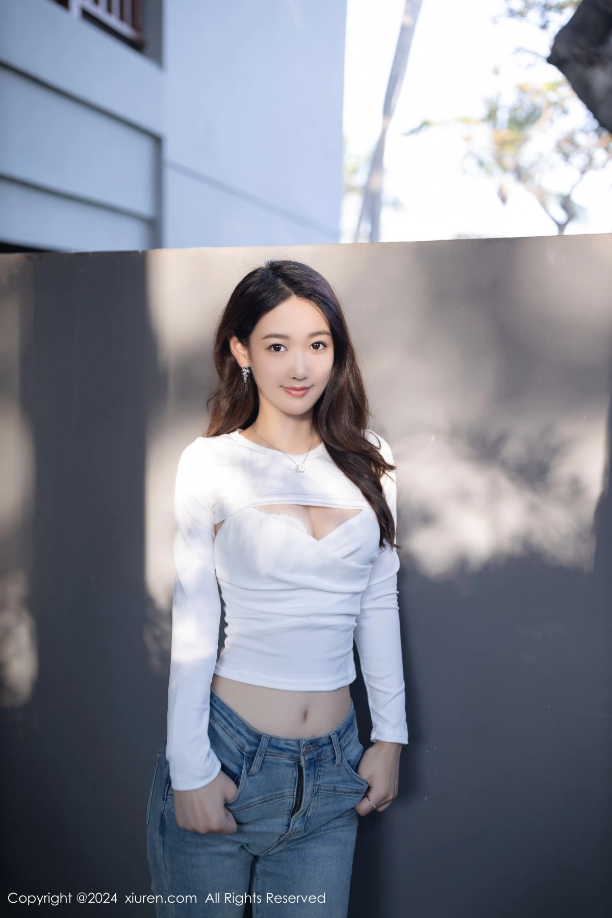 秀人集.com_[XiuRen秀人网]No.8250_模特唐安琪性感白色上衣配牛仔裤半脱秀曼妙身姿迷人诱惑写真80P