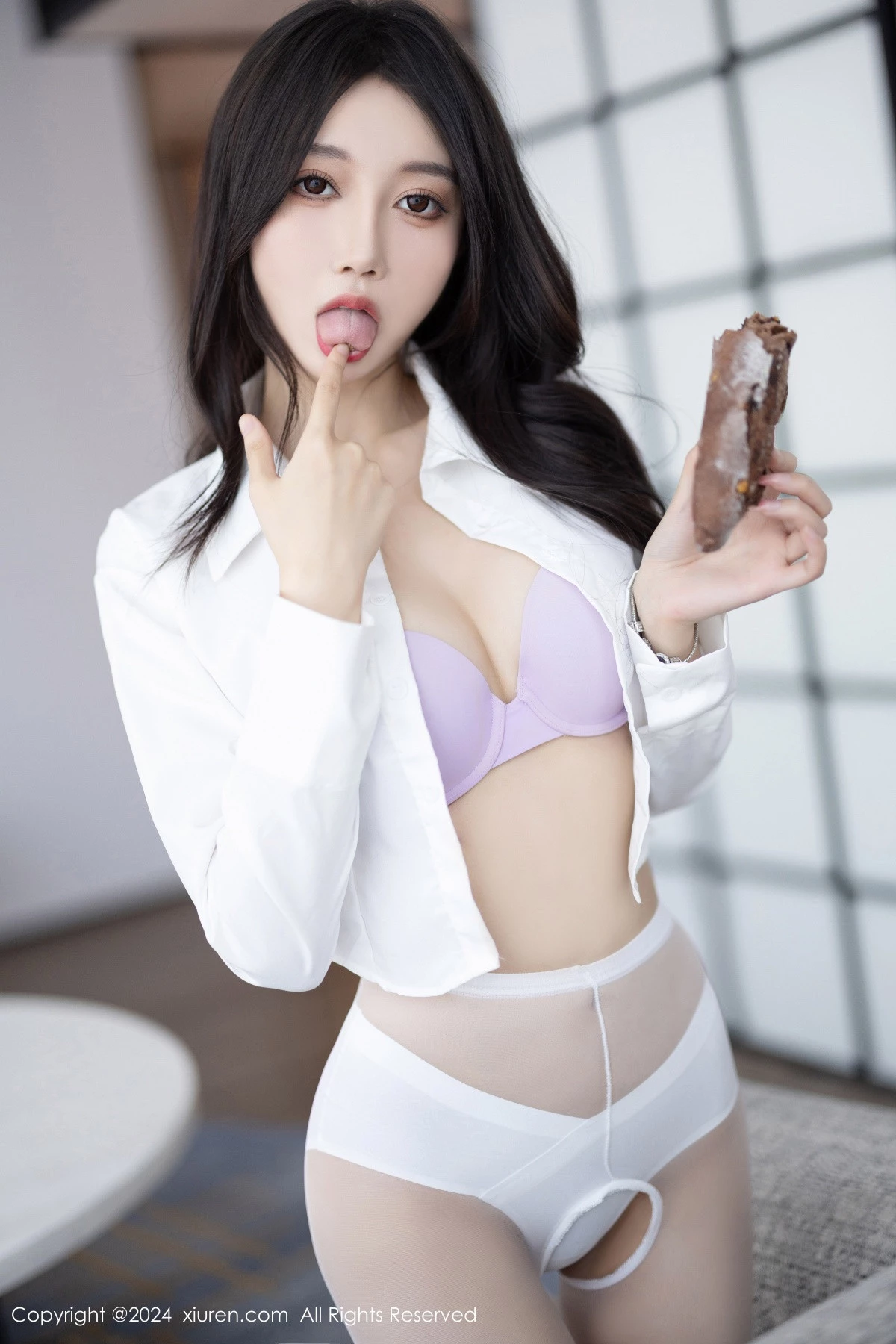 秀人集.com_[XiuRen秀人网]No.8247_模特玥儿玥性感白衬衫配黑色短裙露紫色内衣配开档白丝迷人写真82P