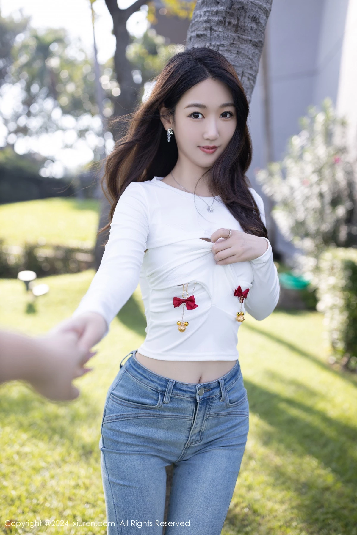 秀人集.com_[XiuRen秀人网]No.8250_模特唐安琪性感白色上衣配牛仔裤半脱秀曼妙身姿迷人诱惑写真80P
