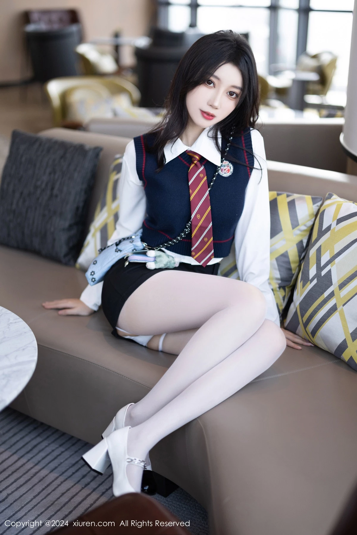 秀人集.com_[XiuRen秀人网]No.8247_模特玥儿玥性感白衬衫配黑色短裙露紫色内衣配开档白丝迷人写真82P