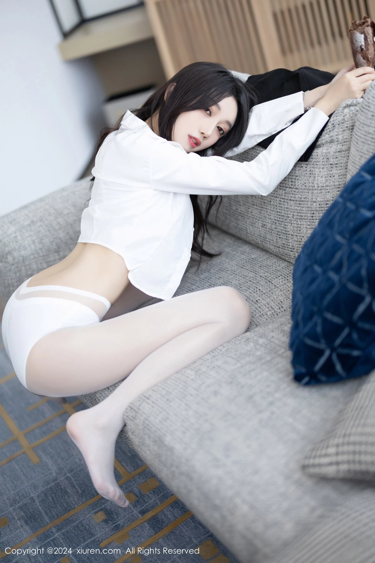 秀人集.com_[XiuRen秀人网]No.8247_模特玥儿玥性感白衬衫配黑色短裙露紫色内衣配开档白丝迷人写真82P