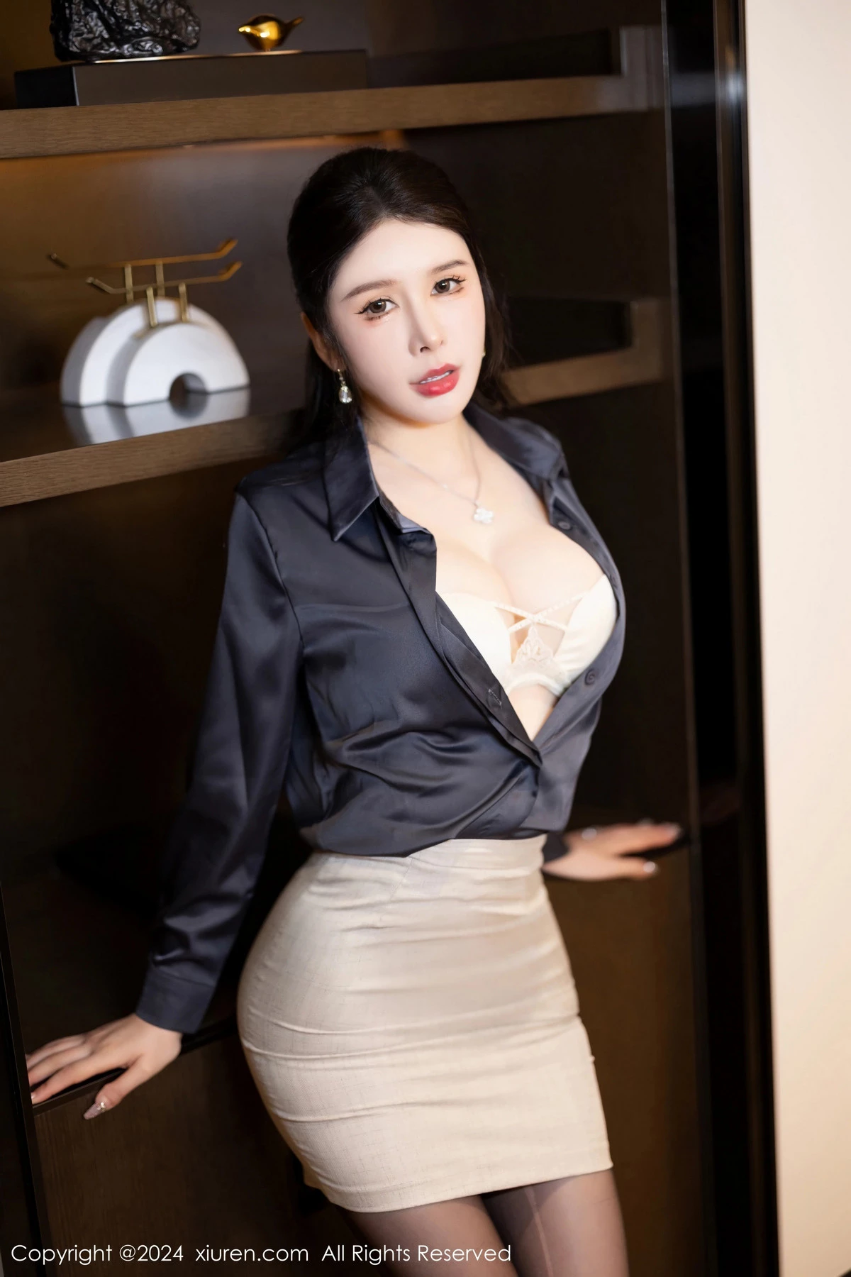 秀人集.com_[XiuRen秀人网]No.8126_女神李丽莎半脱露性感白色内衣配开档黑丝秀曼妙身姿诱惑写真82P