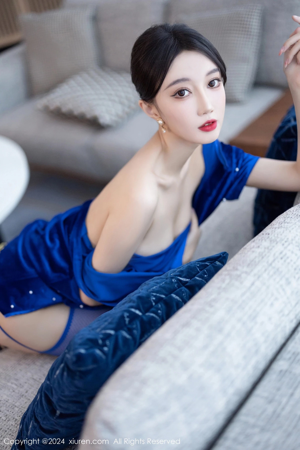 秀人集.com_[XiuRen秀人网]No.8298_模特玥儿玥性感蓝短裙露黑色内衣配蓝丝吊袜秀曼妙身姿诱惑写真80P