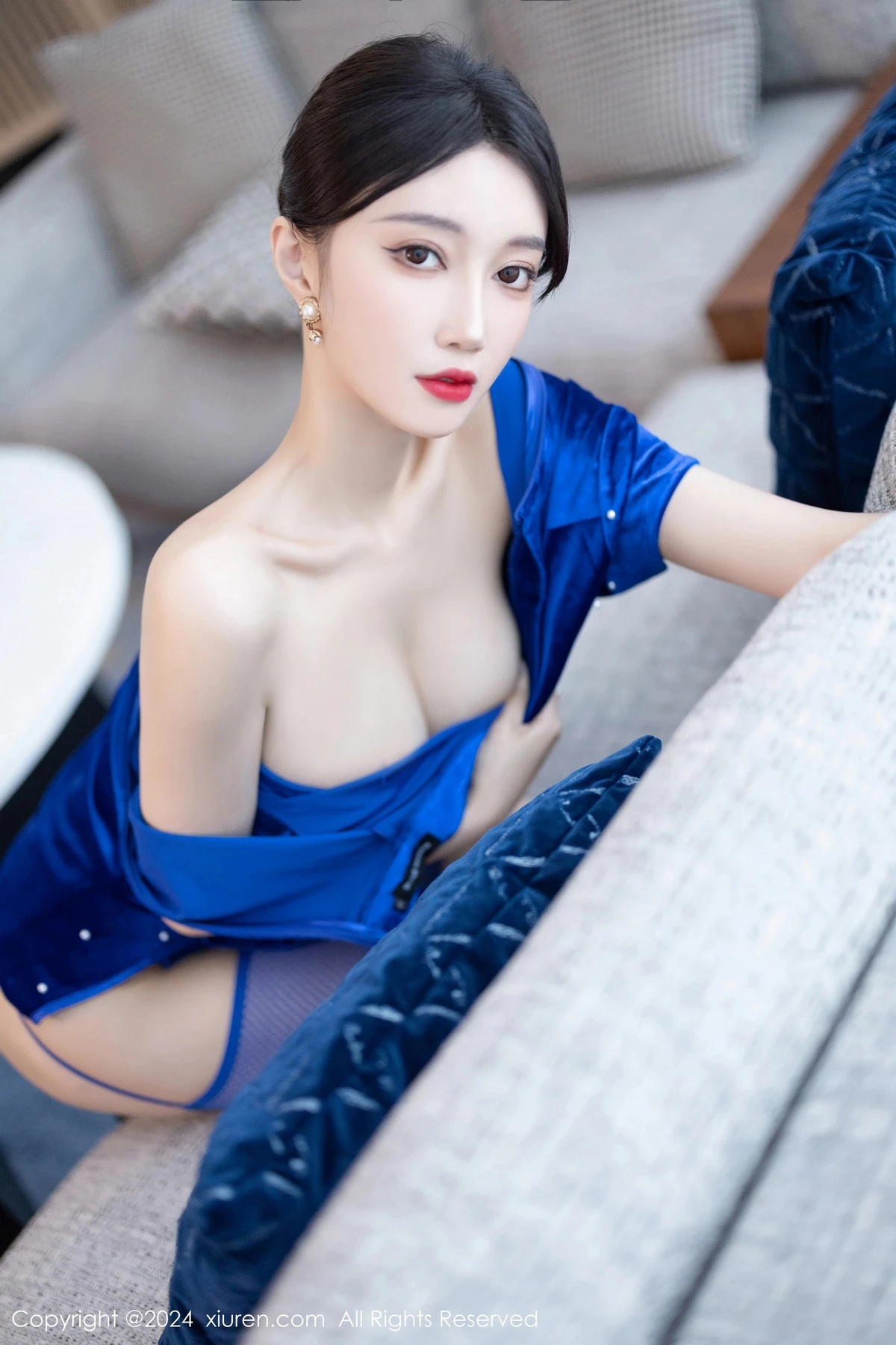 秀人集.com_[XiuRen秀人网]No.8298_模特玥儿玥性感蓝短裙露黑色内衣配蓝丝吊袜秀曼妙身姿诱惑写真80P