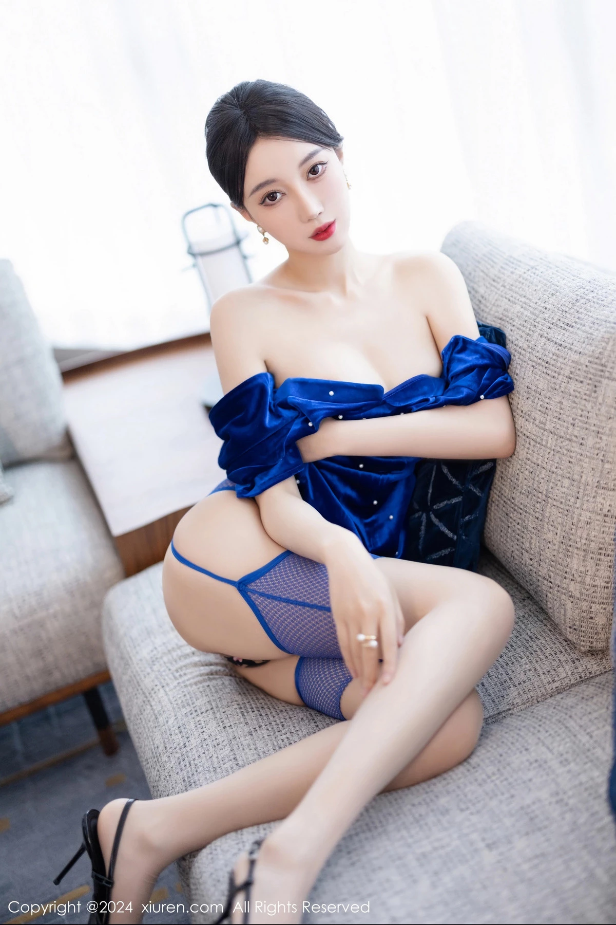 秀人集.com_[XiuRen秀人网]No.8298_模特玥儿玥性感蓝短裙露黑色内衣配蓝丝吊袜秀曼妙身姿诱惑写真80P