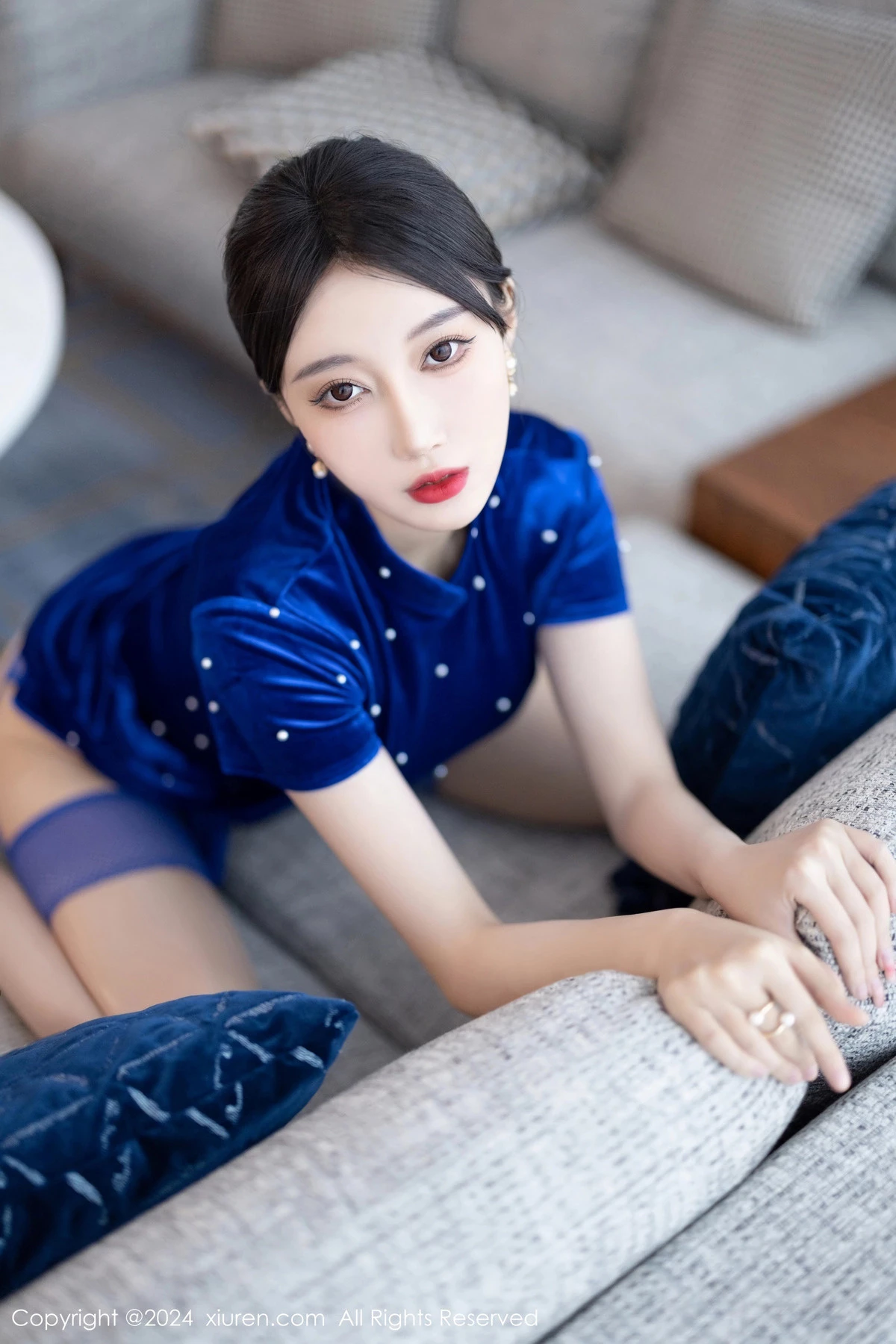 秀人集.com_[XiuRen秀人网]No.8298_模特玥儿玥性感蓝短裙露黑色内衣配蓝丝吊袜秀曼妙身姿诱惑写真80P