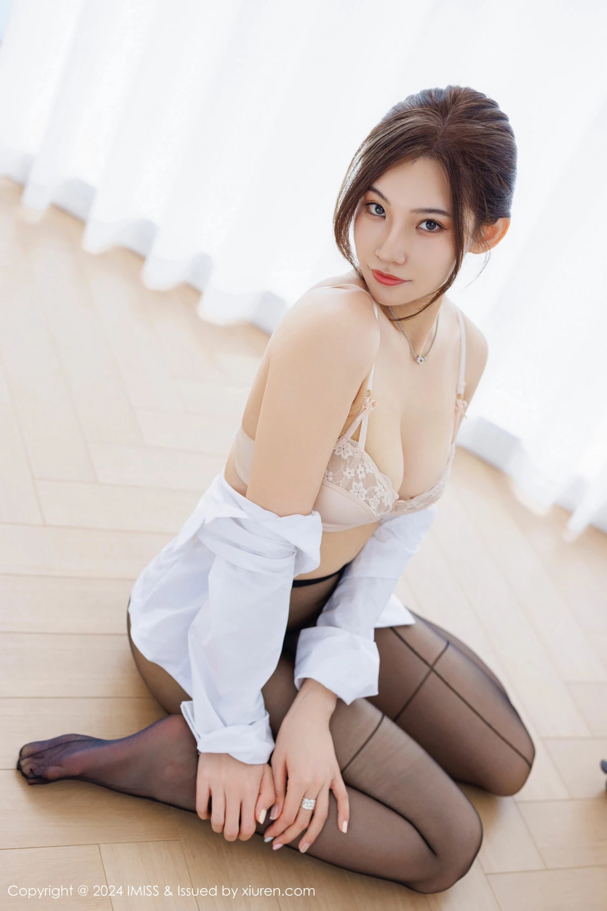 秀人集.com_[IMISS爱蜜社]Vol.769_女神小狐狸Kathryn性感白T配短裙超薄黑丝露性感内衣诱惑写真56P
