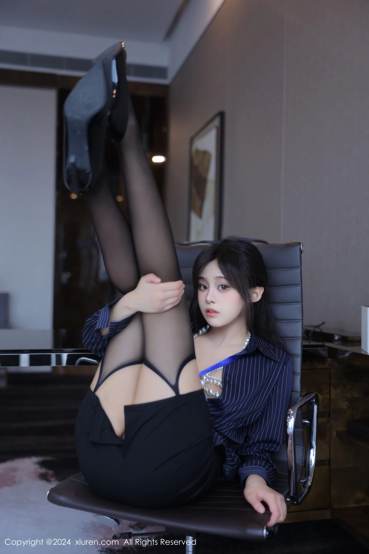 秀人集.com_[XiuRen秀人网]No.8373_模特王心悦性感蓝色OL服饰配黑丝吊袜半脱秀惹火身材诱惑写真82P