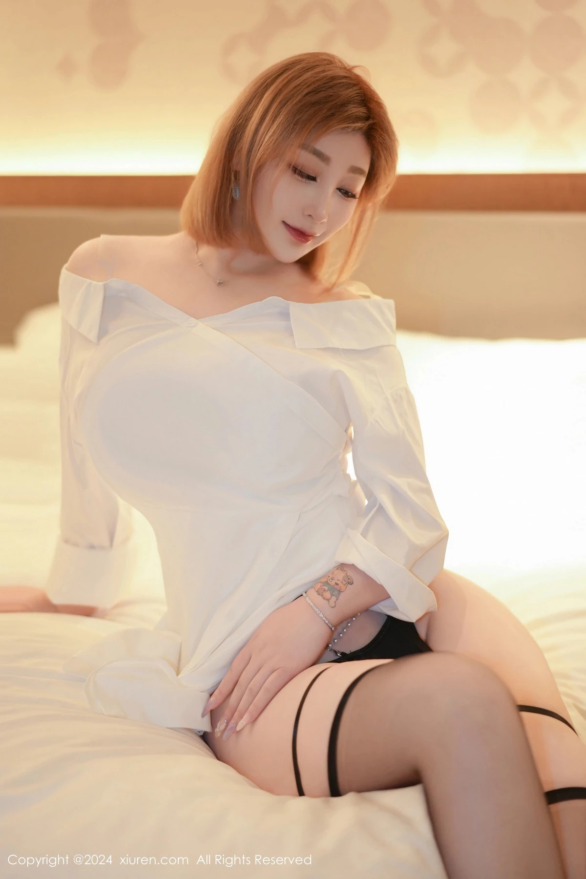 秀人集.com_[XiuRen秀人网]No.8274_女神妲己_Toxic私房性感白色衬衫配黑丝吊袜秀丰满身材诱惑写真70P