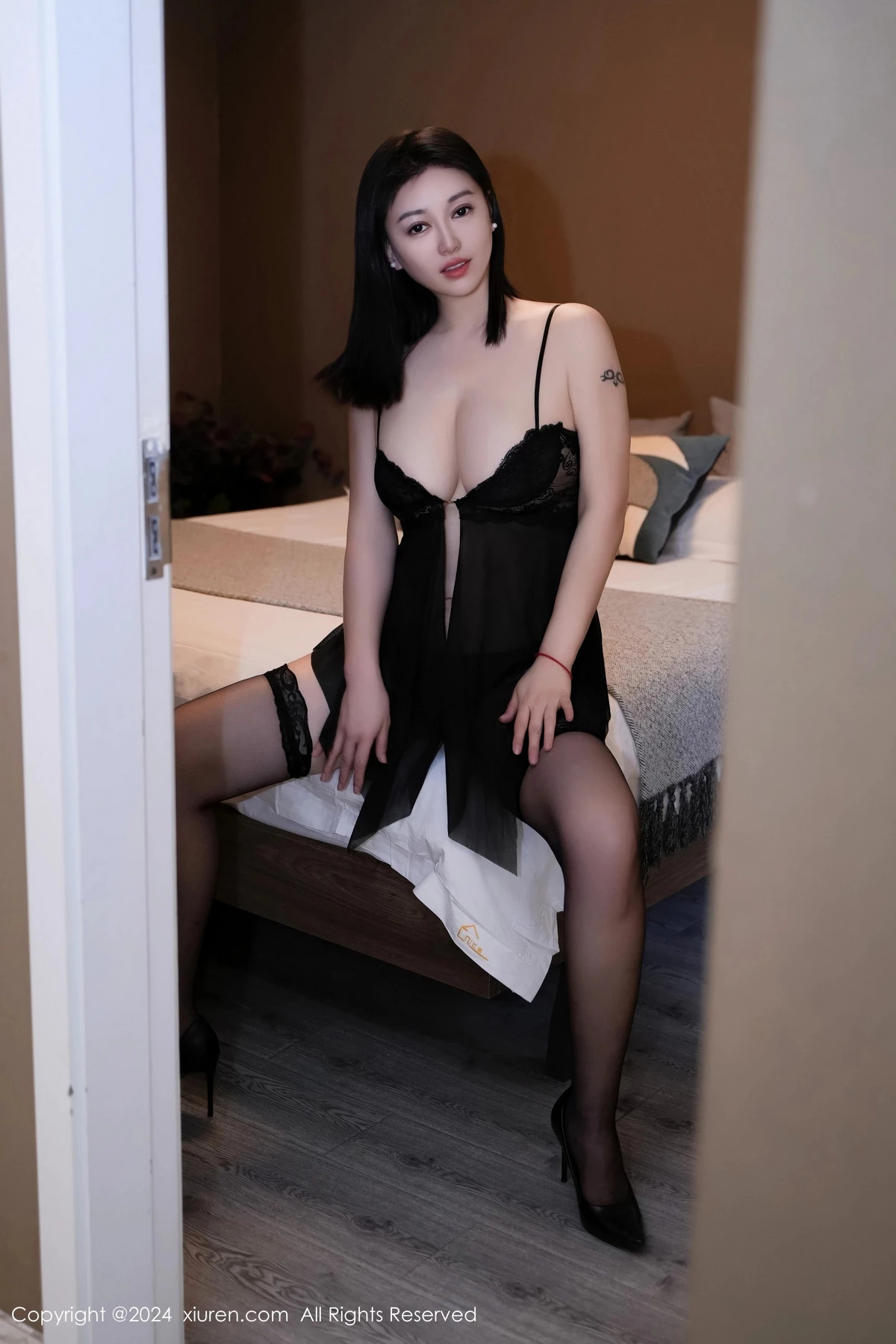 秀人集.com_[XiuRen秀人网]No.8281_模特雅茹老师性感黑色吊带睡裙配黑丝袜秀丰满身材惹火诱惑写真74P